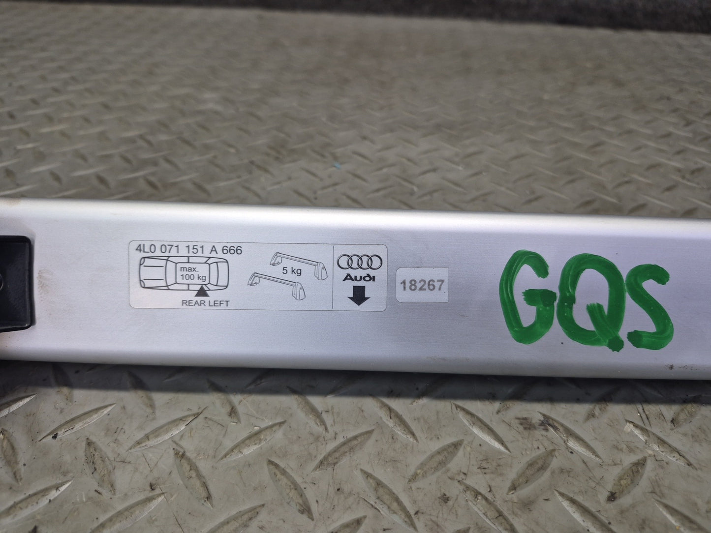 07-15 Audi 4L Q7 Set of 2 Roof Rack Cross Bar 4L0071151A Without Keys OEM