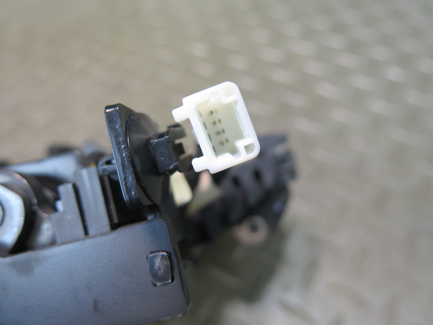 10-19 Nissan 370Z Z34 Convertible Rear TOP Latch OEM