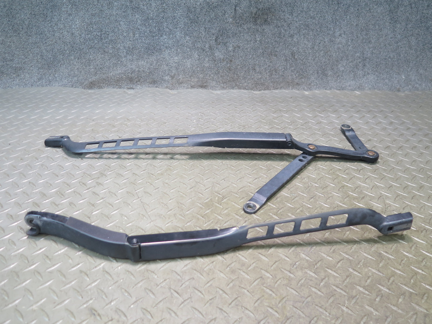 2012-2015 Mercedes X166 W166 Ml-class Front Left & Right Wiper Arm Set of 2
