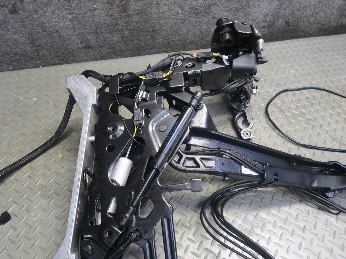 2015-2020 BMW F33 F83 M4 Convertible TOP Roof Rear Right Hinge Frame w Motor
