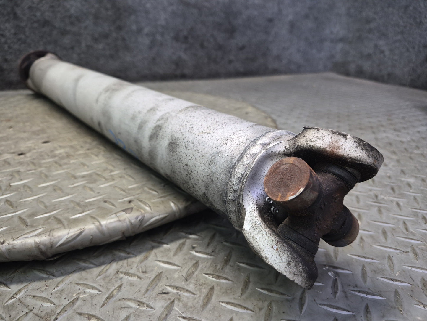 84-96 Chevrolet Corvette C4 Rear A/T Driveshaft Drive Shaft 10054289 81K OEM