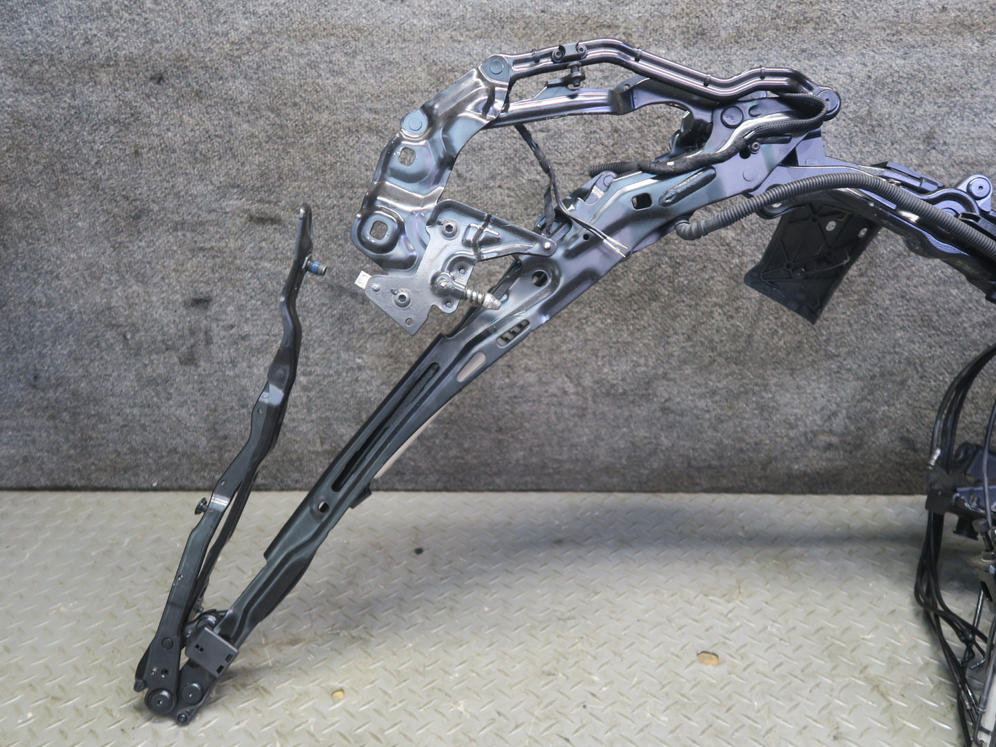 2015-2020 BMW F33 F83 M4 Convertible TOP Roof Rear Left Hinge Frame w Motor