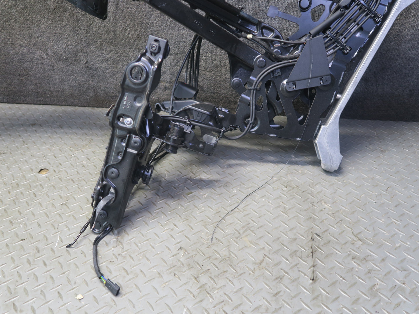 2015-2020 BMW F33 F83 M4 Convertible TOP Roof Rear Left Hinge Frame w Motor