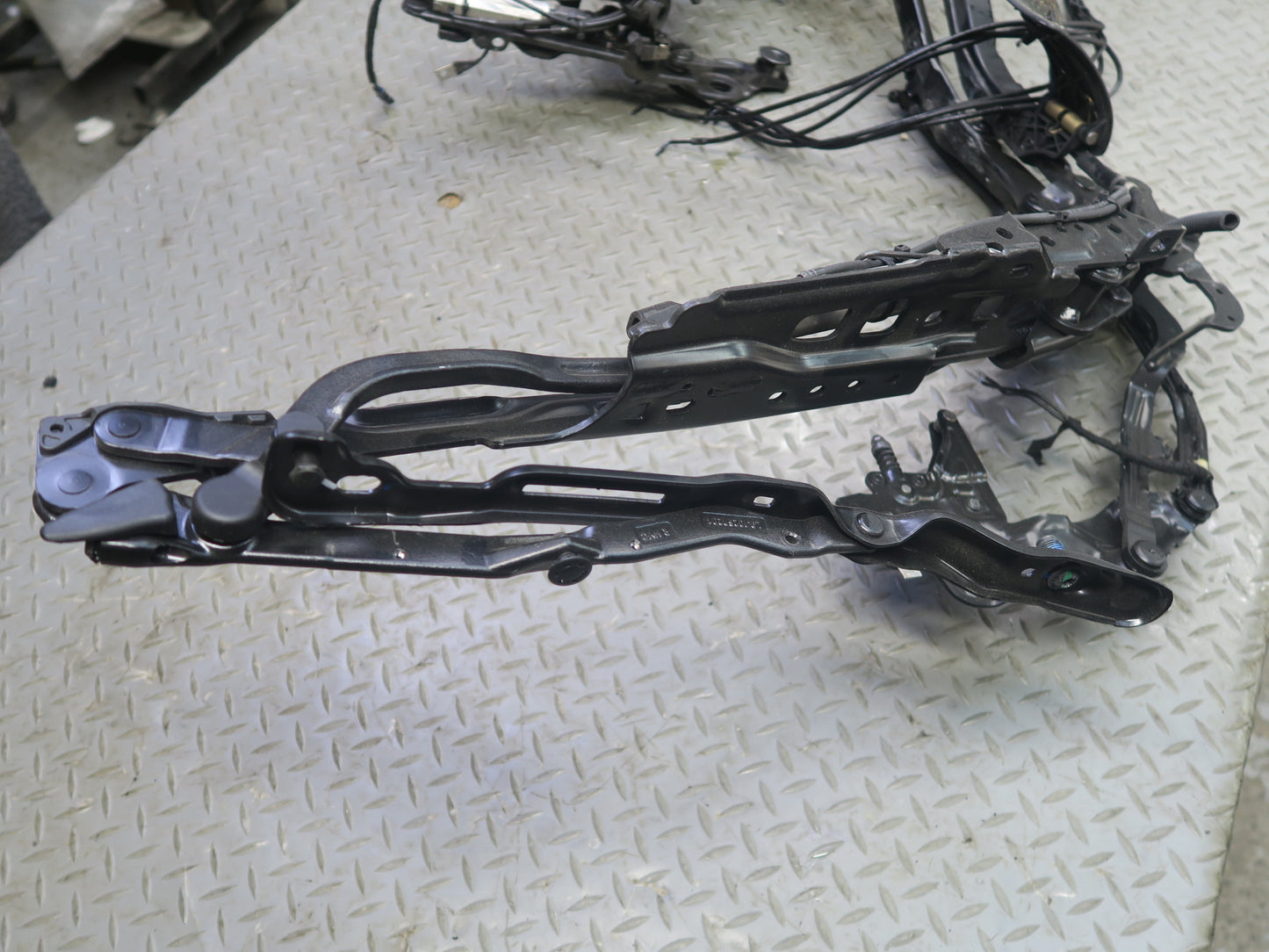 2015-2020 BMW F33 F83 M4 Convertible TOP Roof Rear Left Hinge Frame w Motor