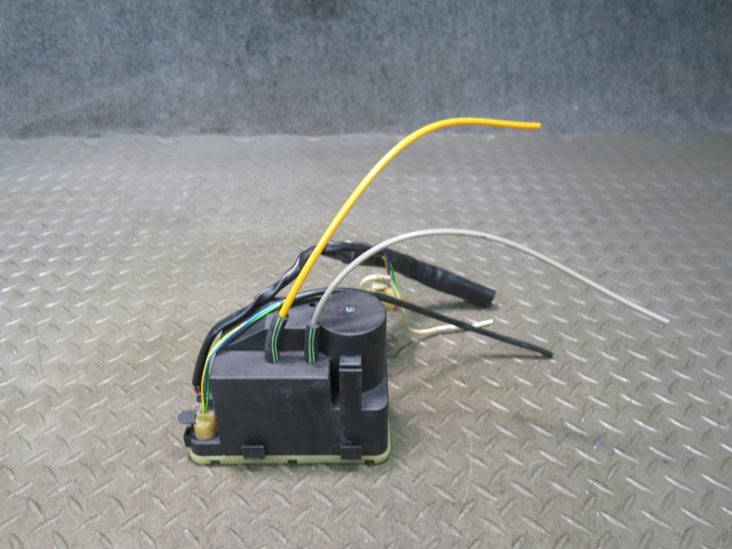 86-91 Mercedes W126 560SEL Central Door Lock Locking Vacuum Pump OEM