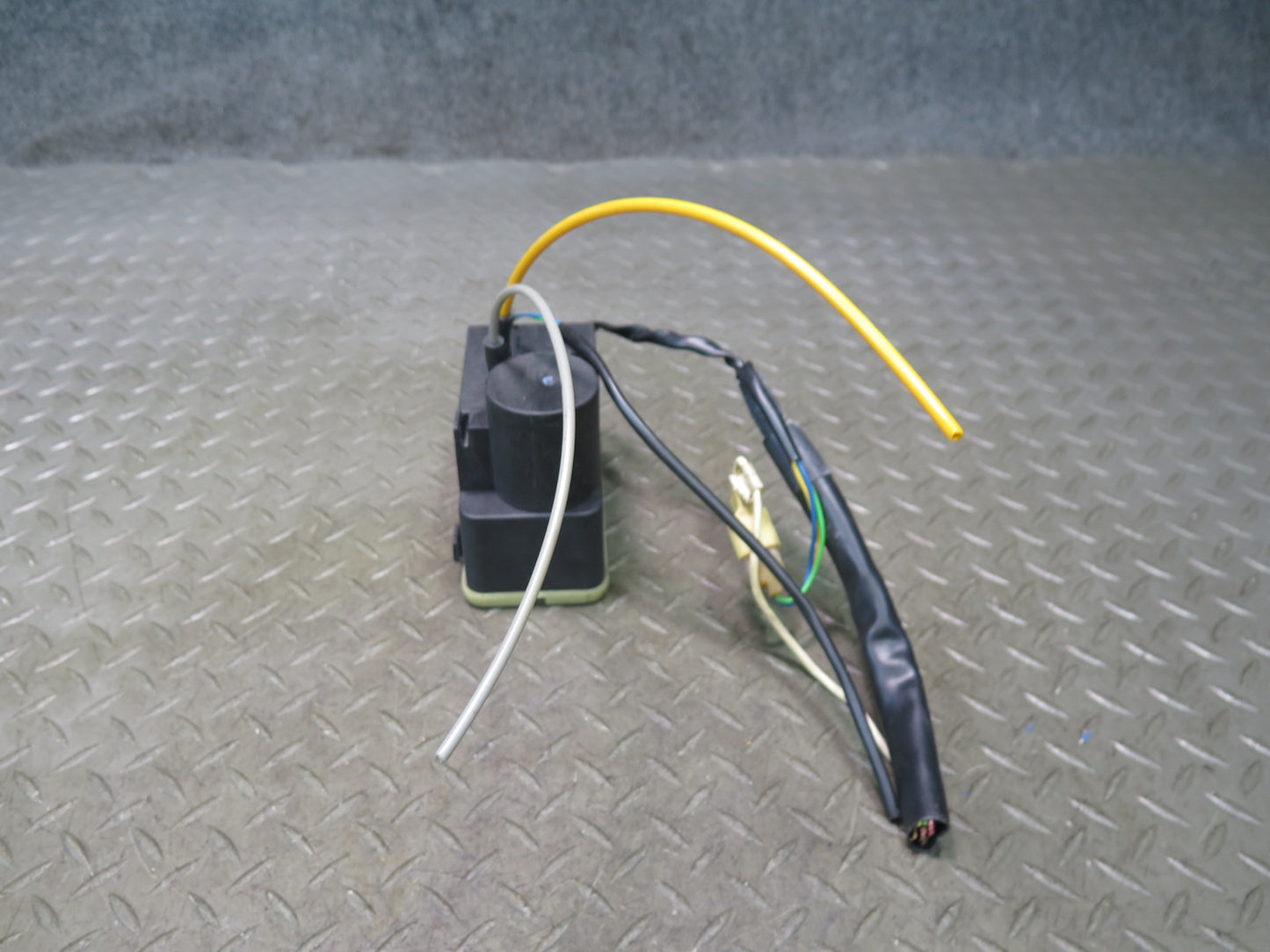 86-91 Mercedes W126 560SEL Central Door Lock Locking Vacuum Pump OEM