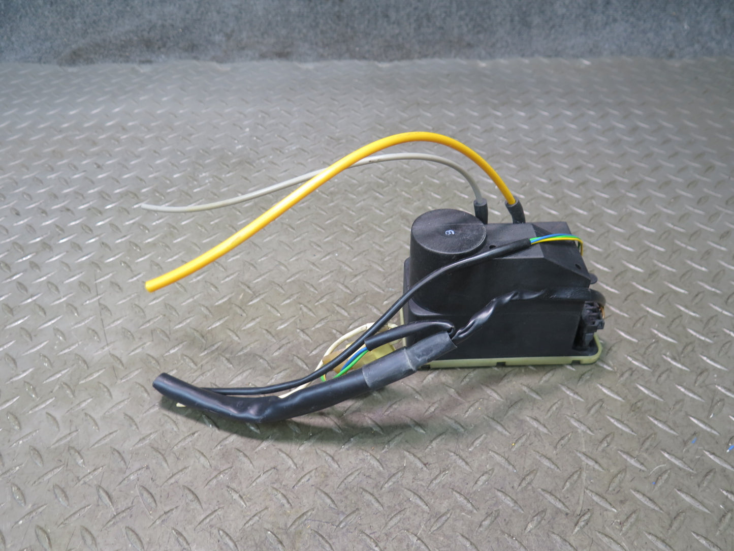 86-91 Mercedes W126 560SEL Central Door Lock Locking Vacuum Pump OEM
