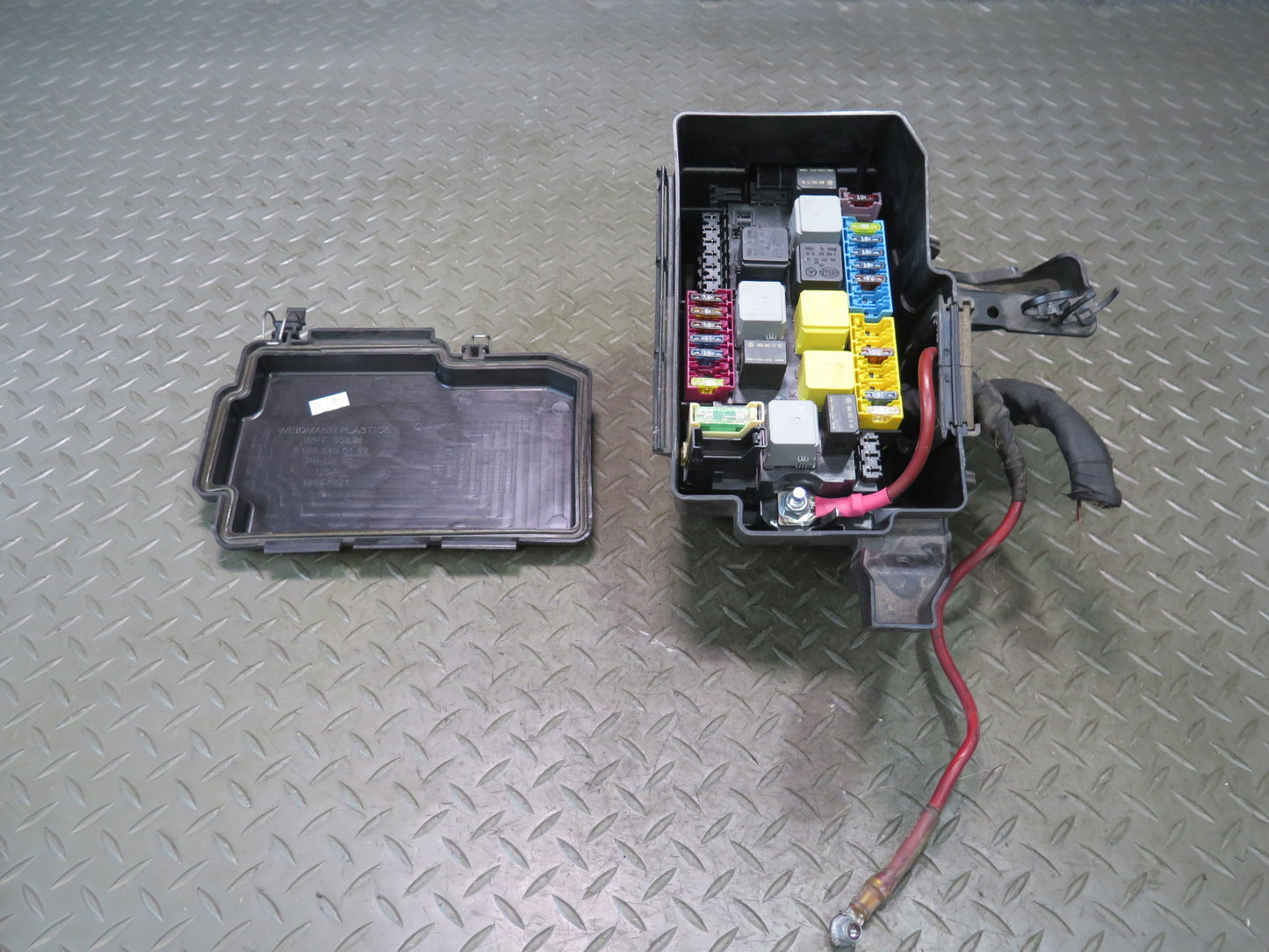 2012-2015 Mercedes X166 W166 Ml-class Engine Bay Front Fuse Relay Junction Box