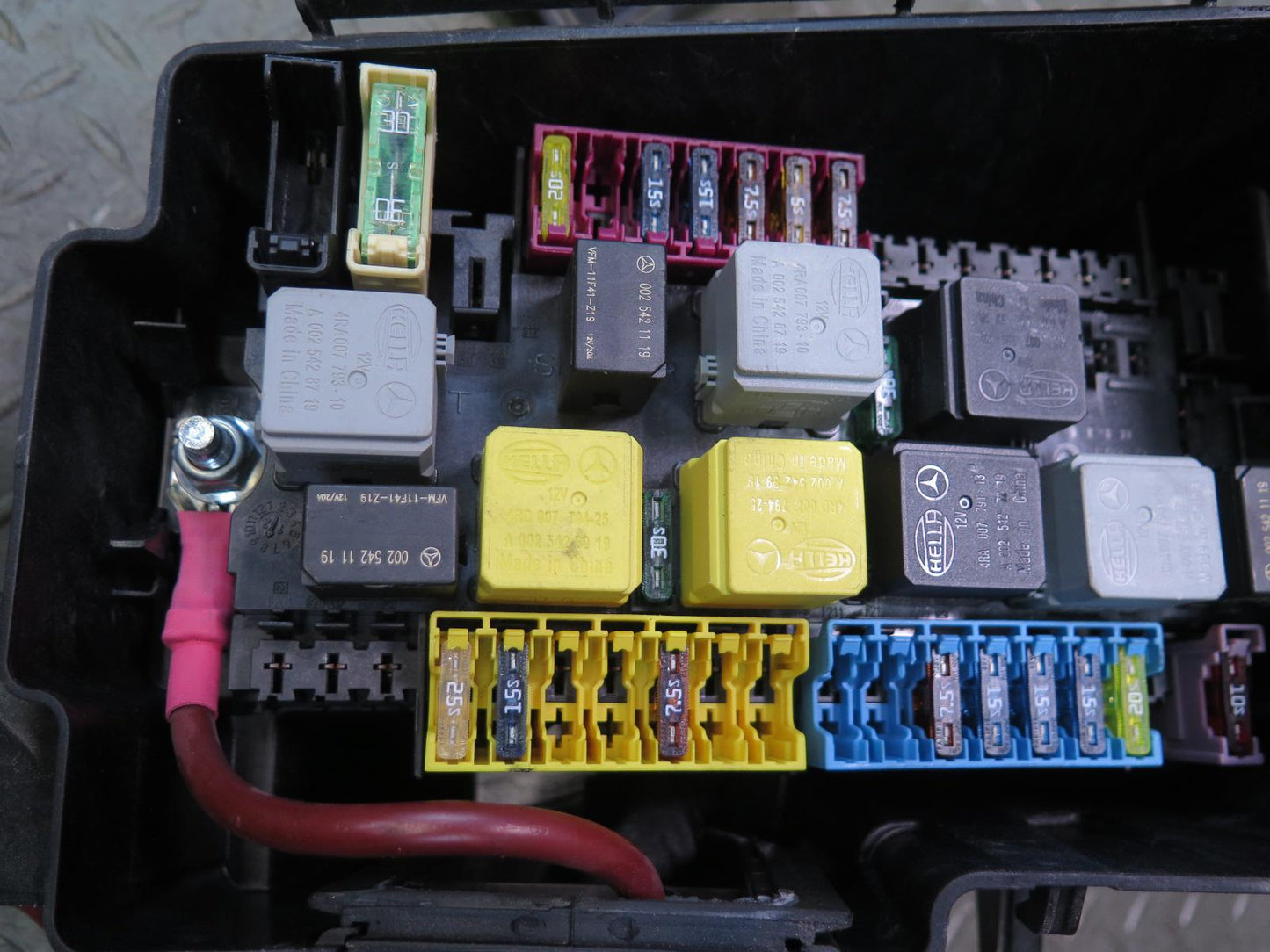 2012-2015 Mercedes X166 W166 Ml-class Engine Bay Front Fuse Relay Junction Box
