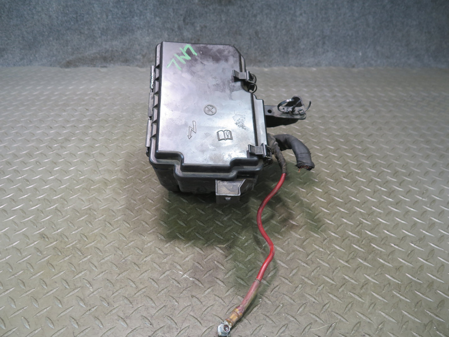 2012-2015 Mercedes X166 W166 Ml-class Engine Bay Front Fuse Relay Junction Box