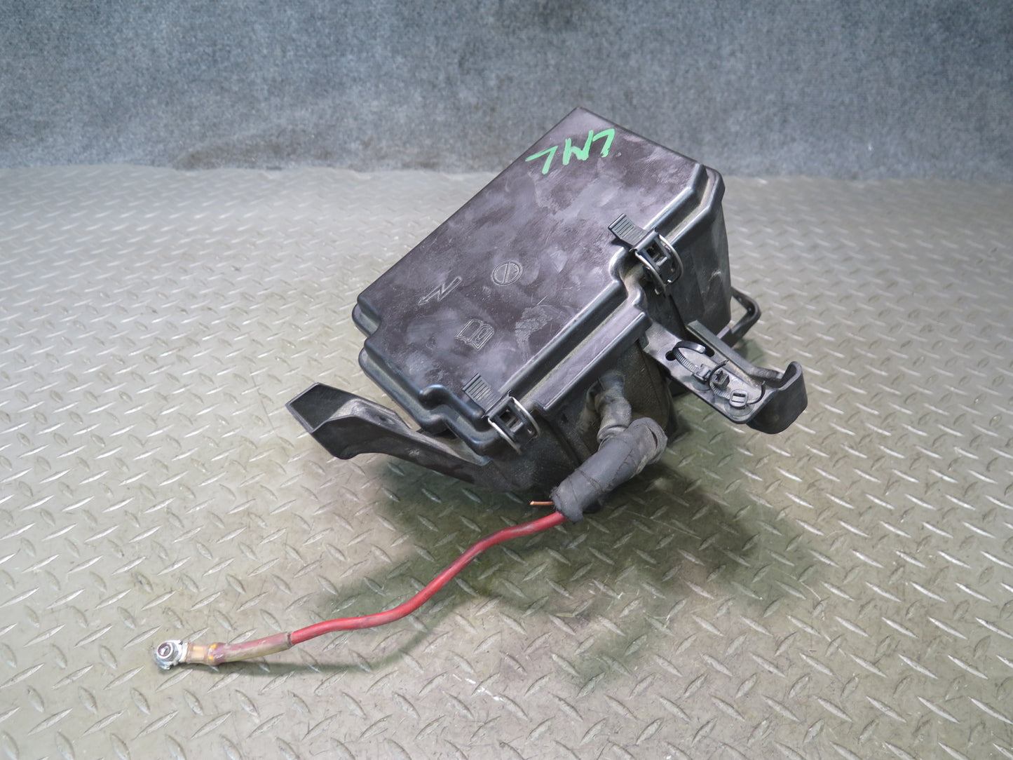 2012-2015 Mercedes X166 W166 Ml-class Engine Bay Front Fuse Relay Junction Box
