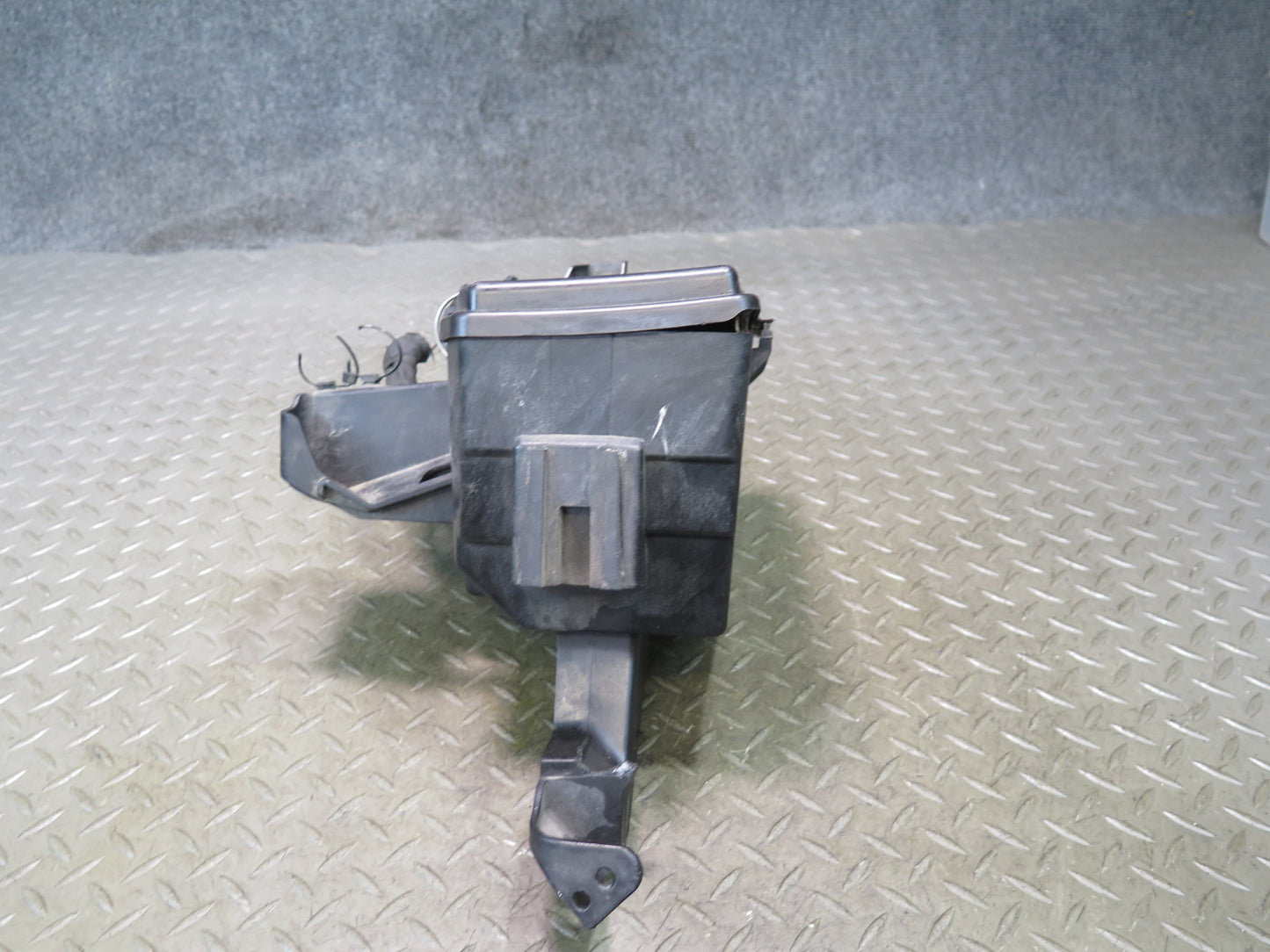 2012-2015 Mercedes X166 W166 Ml-class Engine Bay Front Fuse Relay Junction Box