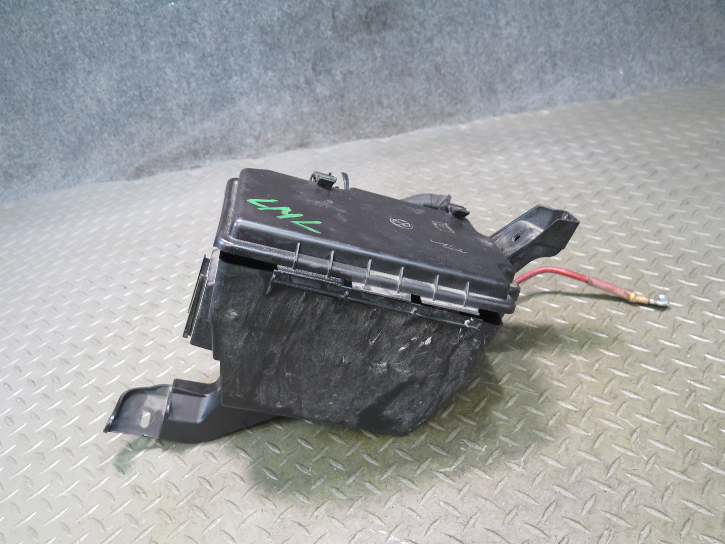 2012-2015 Mercedes X166 W166 Ml-class Engine Bay Front Fuse Relay Junction Box