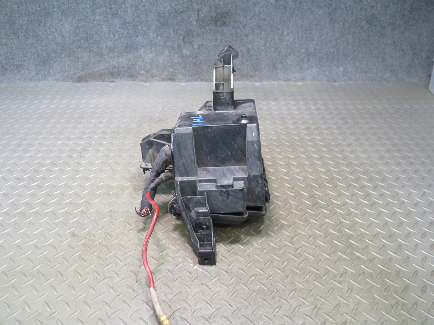 2012-2015 Mercedes X166 W166 Ml-class Engine Bay Front Fuse Relay Junction Box