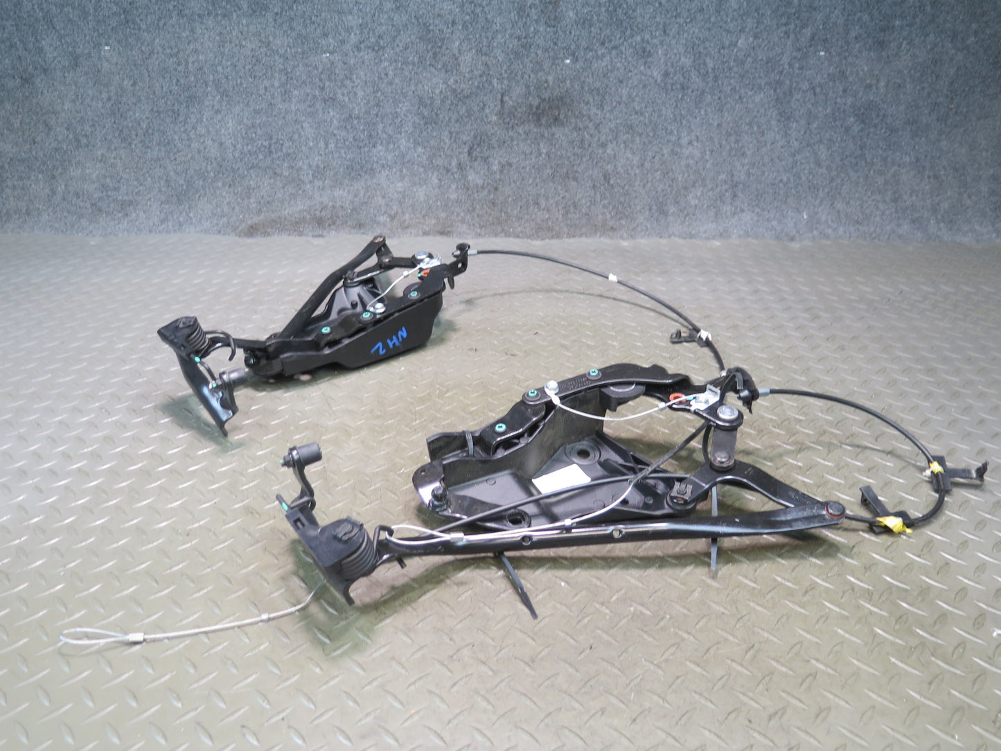 10-19 Nissan 370Z Z34 Convertible Set of 2 Rear Left & Right TOP Roof Hinge OEM