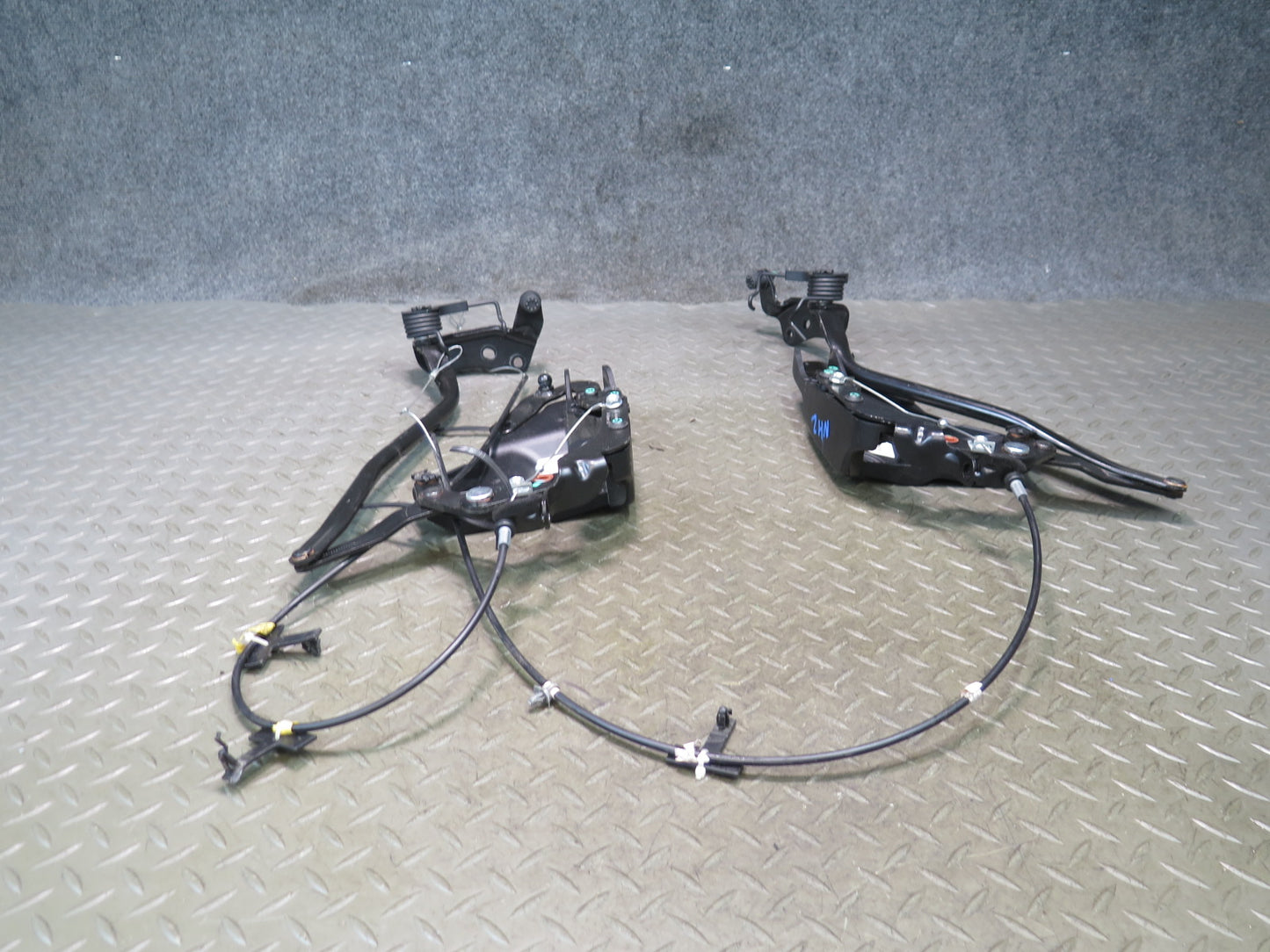 10-19 Nissan 370Z Z34 Convertible Set of 2 Rear Left & Right TOP Roof Hinge OEM