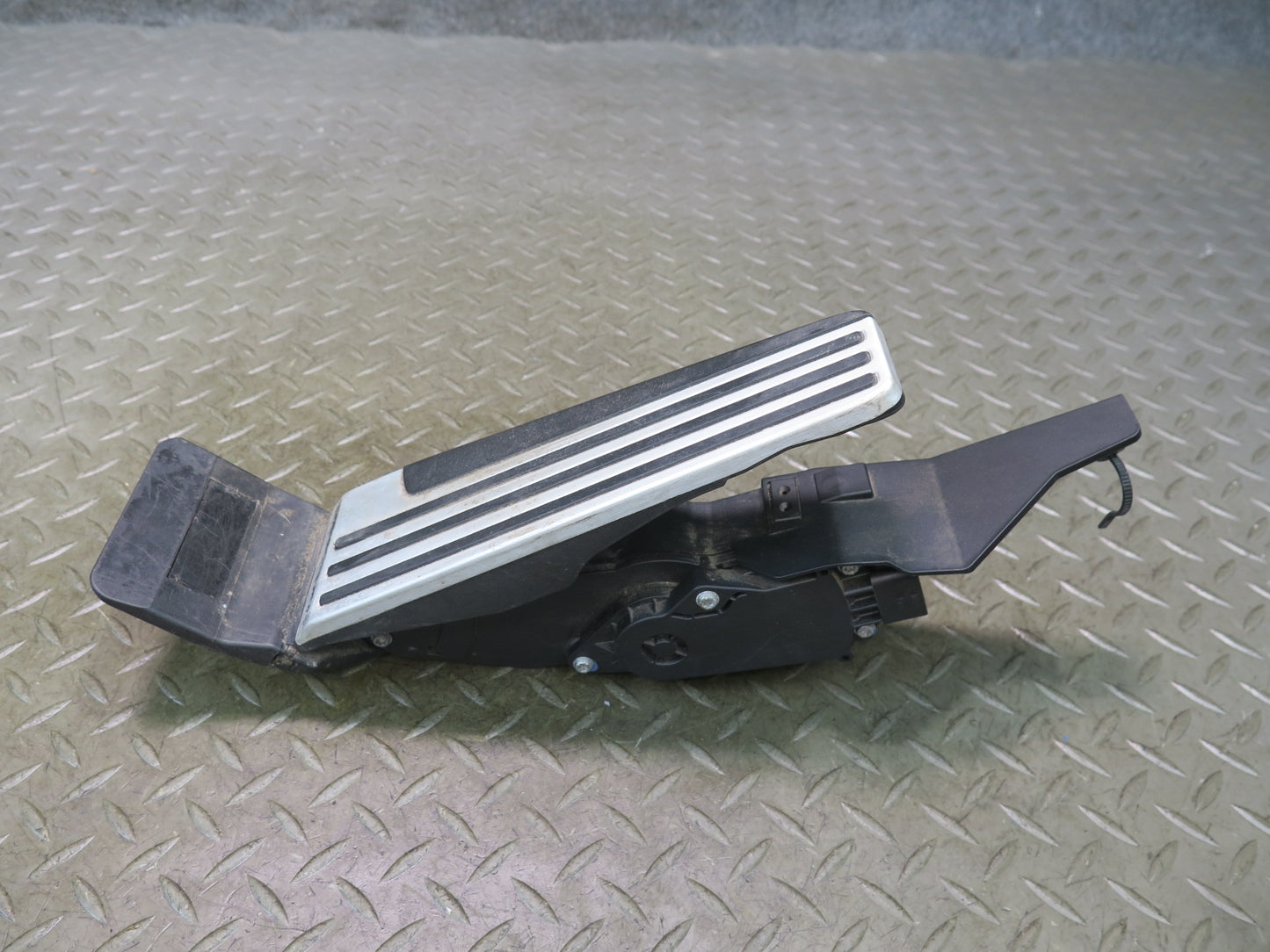 09-20 Nissan Z34 370Z Gas Accelerator Throttle Pedal Assembly 18002-1NC0C OEM