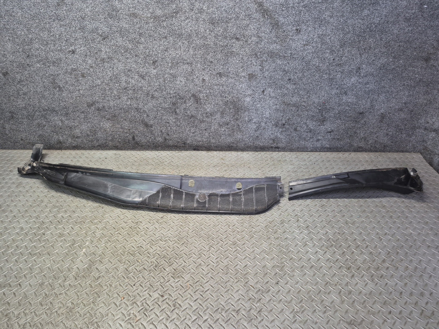 86-91 Mercedes W126 560SEL Front Windshield Wiper Vent Cowl Cover Panel Set OEM