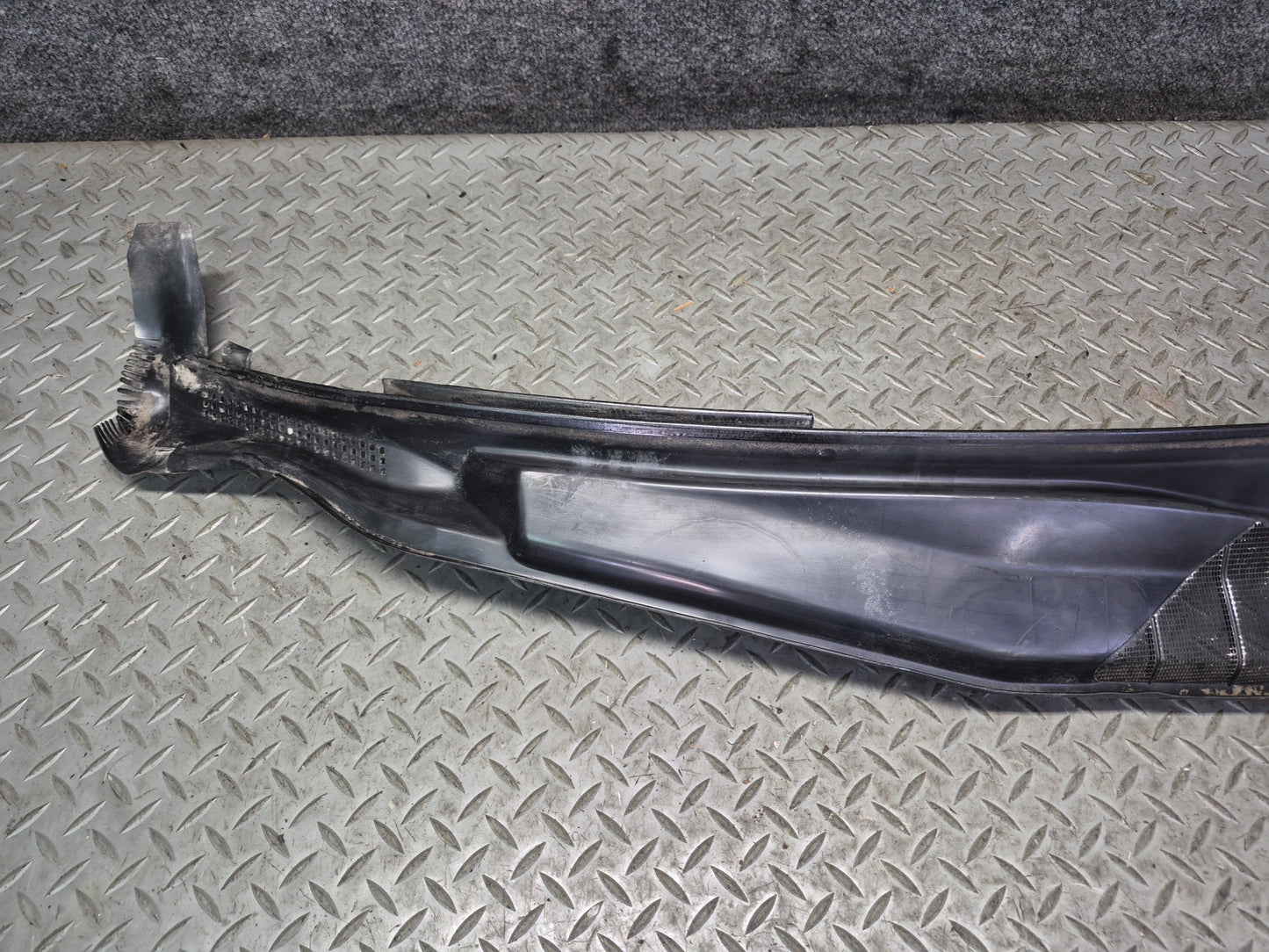 86-91 Mercedes W126 560SEL Front Windshield Wiper Vent Cowl Cover Panel Set OEM