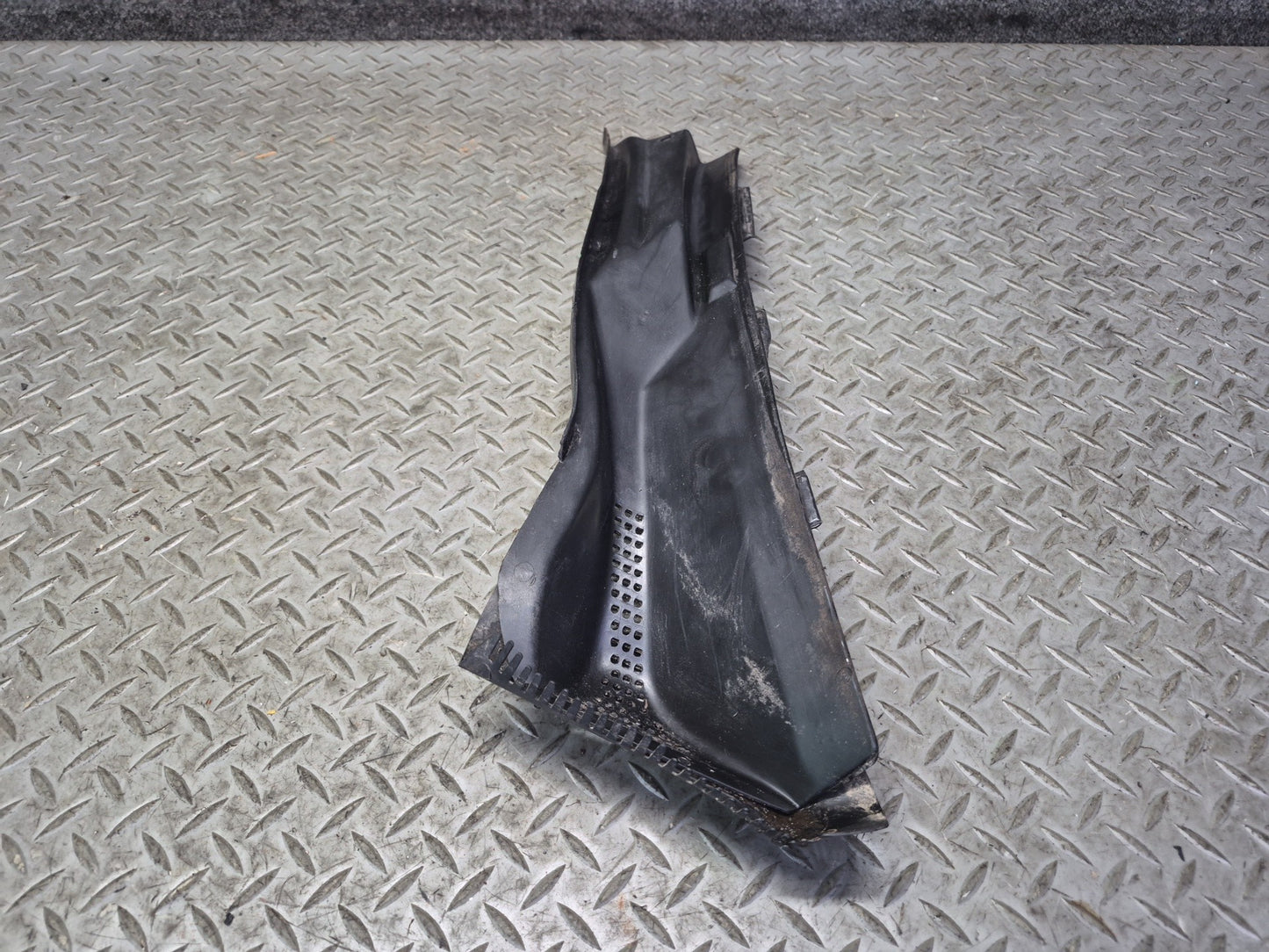 86-91 Mercedes W126 560SEL Front Windshield Wiper Vent Cowl Cover Panel Set OEM