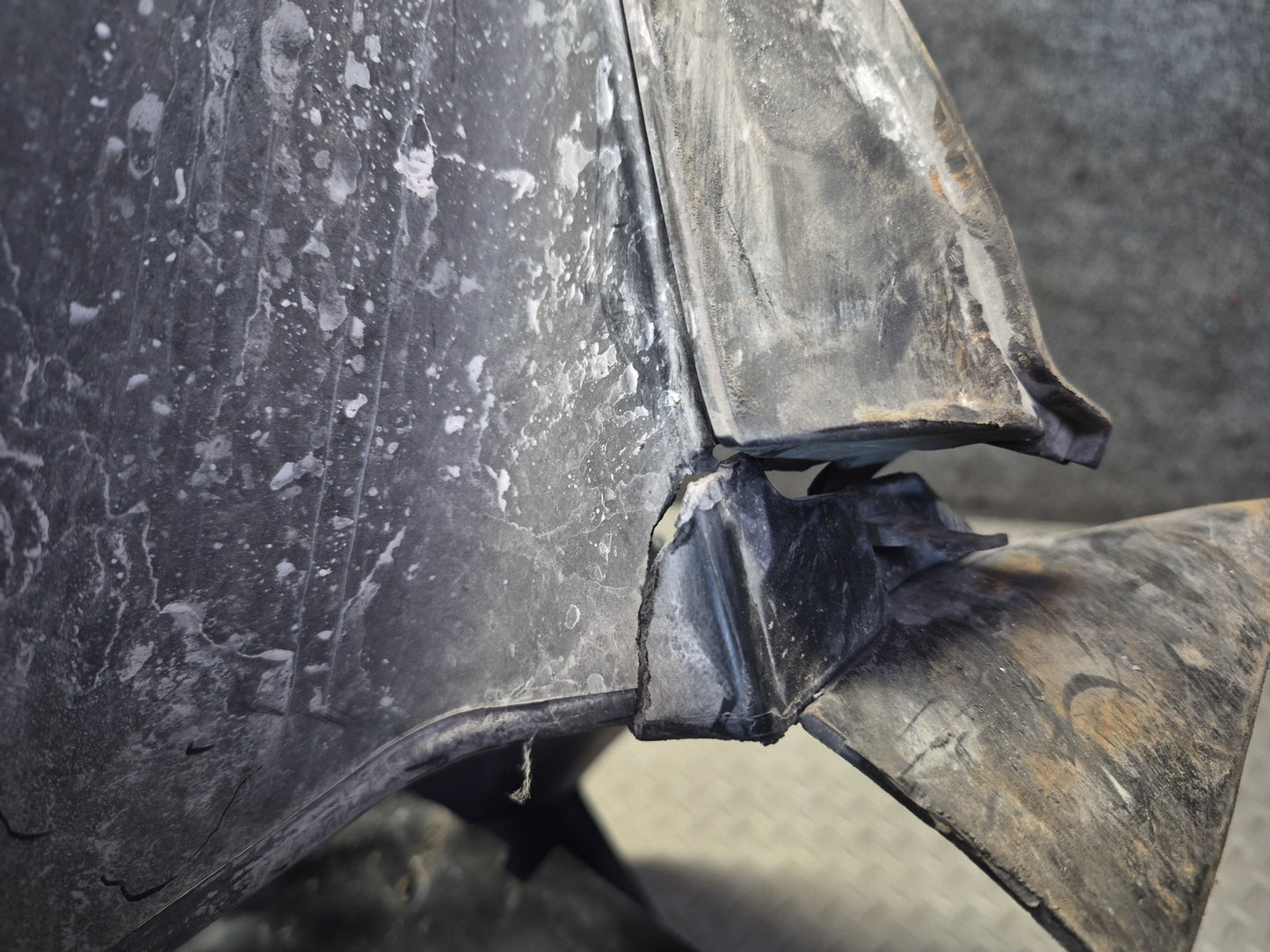 2005-2008 Porsche Boxster 987 Front Left Side Fender Liner Splash Shield Damaged
