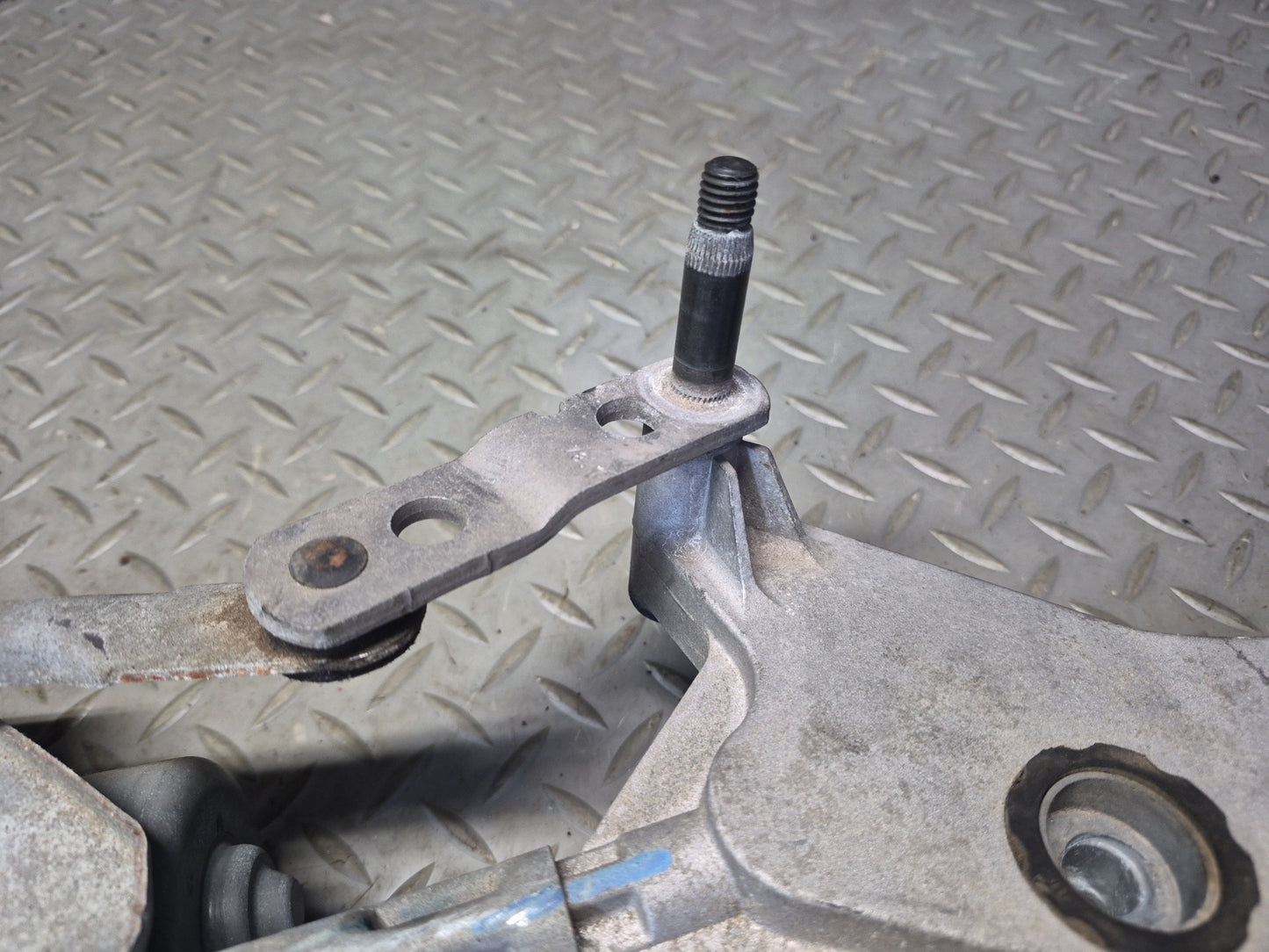 2012-2019 Mercedes X166 W166 ML GLE Front Wiper Transmission Linkage W/ Motor