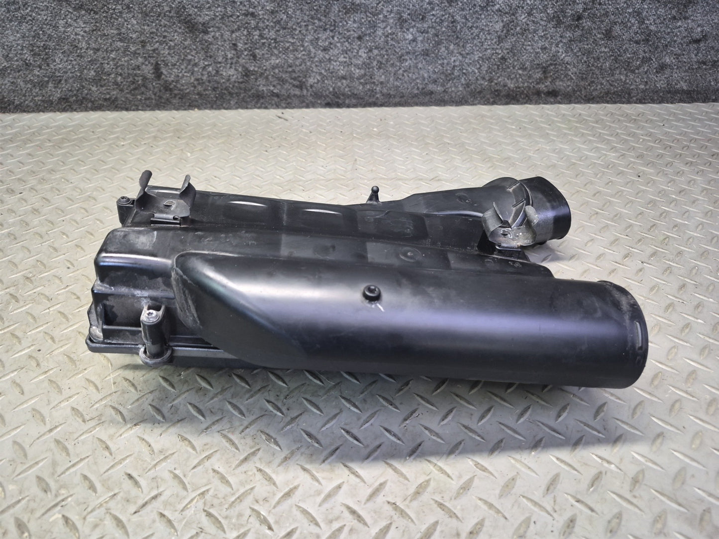2012-2015 Mercedes W166 ML63 AMG 5.5L Engine Left Air Cleaner Intake Box Housing