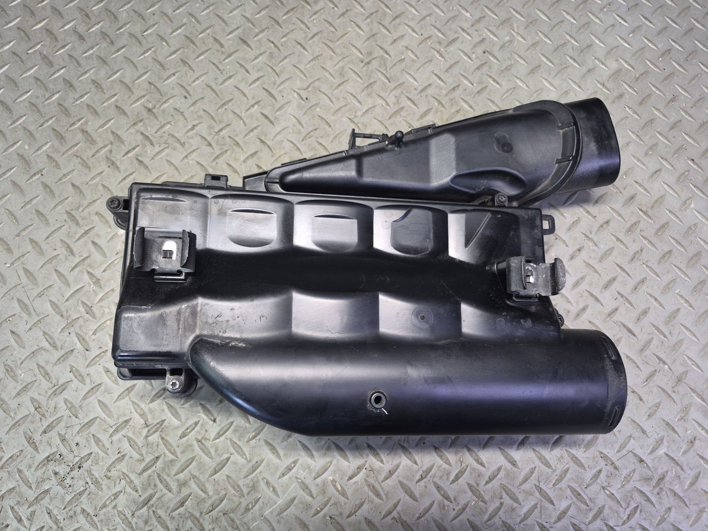 2012-2015 Mercedes W166 ML63 AMG 5.5L Engine Left Air Cleaner Intake Box Housing