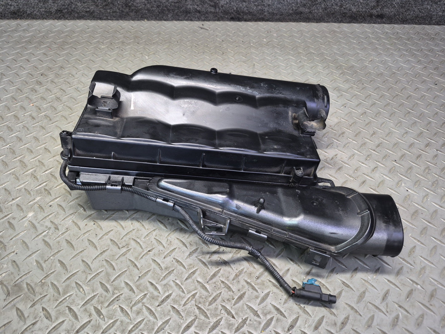 12-15 Mercedes W166 ML63 AMG 5.5L Engine Right Air Cleaner Intake Box Housing