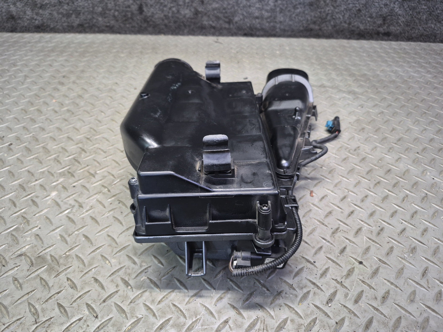 12-15 Mercedes W166 ML63 AMG 5.5L Engine Right Air Cleaner Intake Box Housing