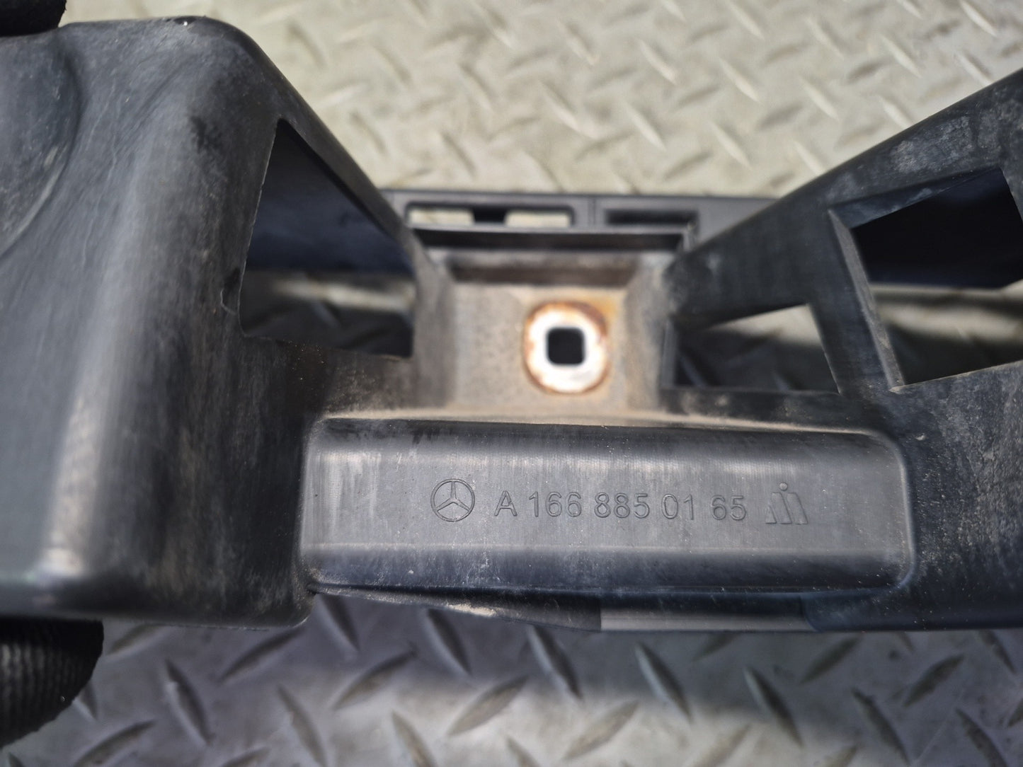 2012-2015 Mercedes X166 W166 Ml-class Rear Center Bumper Support Bracket