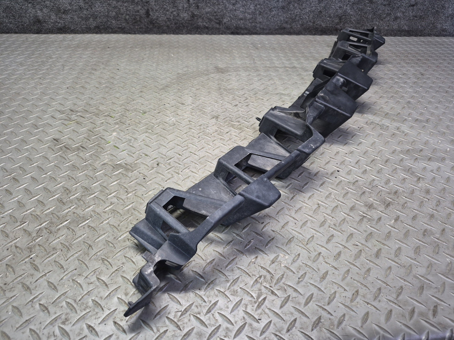 2012-2015 Mercedes X166 W166 Ml-class Rear Center Bumper Support Bracket