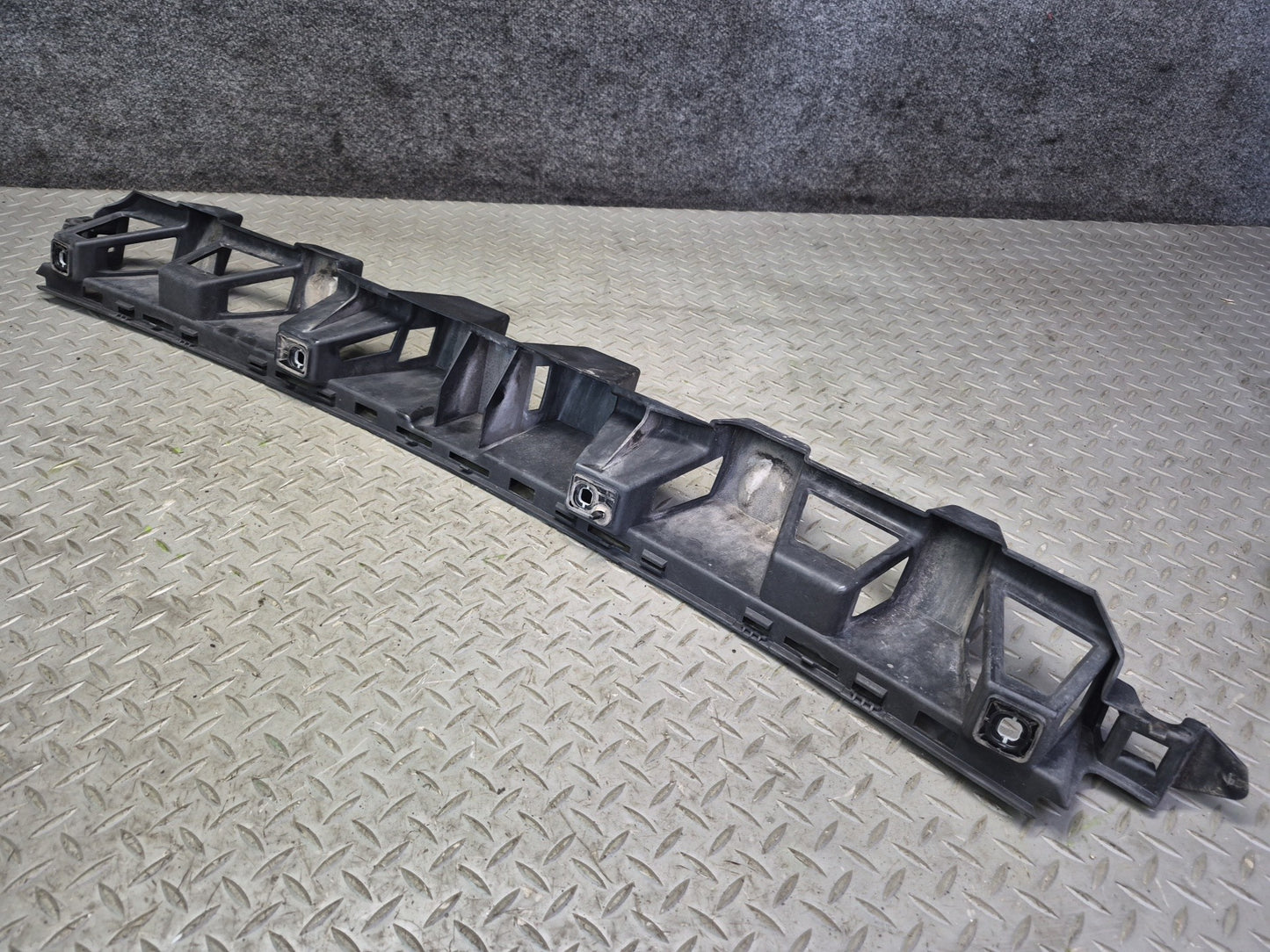 2012-2015 Mercedes X166 W166 Ml-class Rear Center Bumper Support Bracket