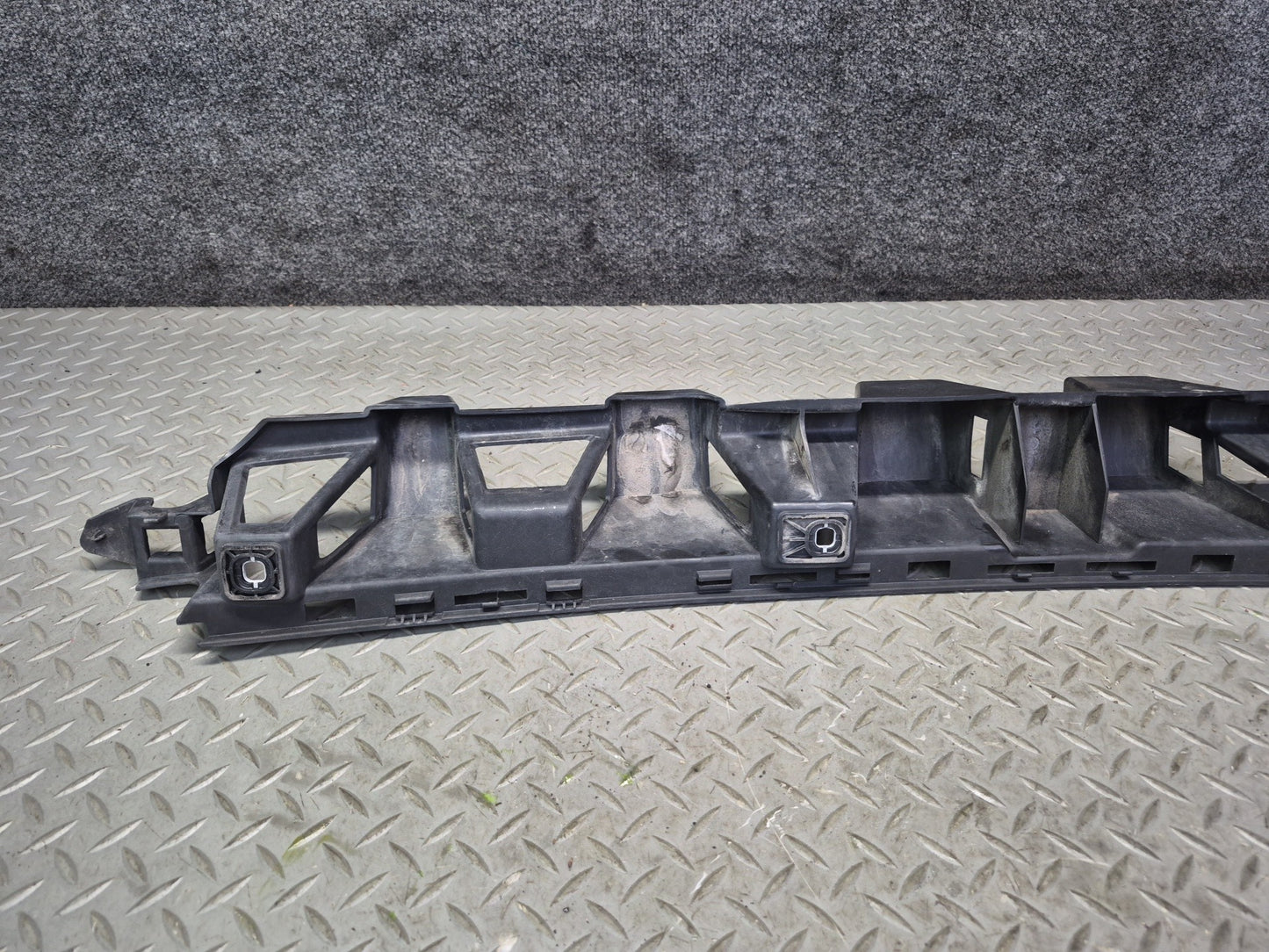 2012-2015 Mercedes X166 W166 Ml-class Rear Center Bumper Support Bracket