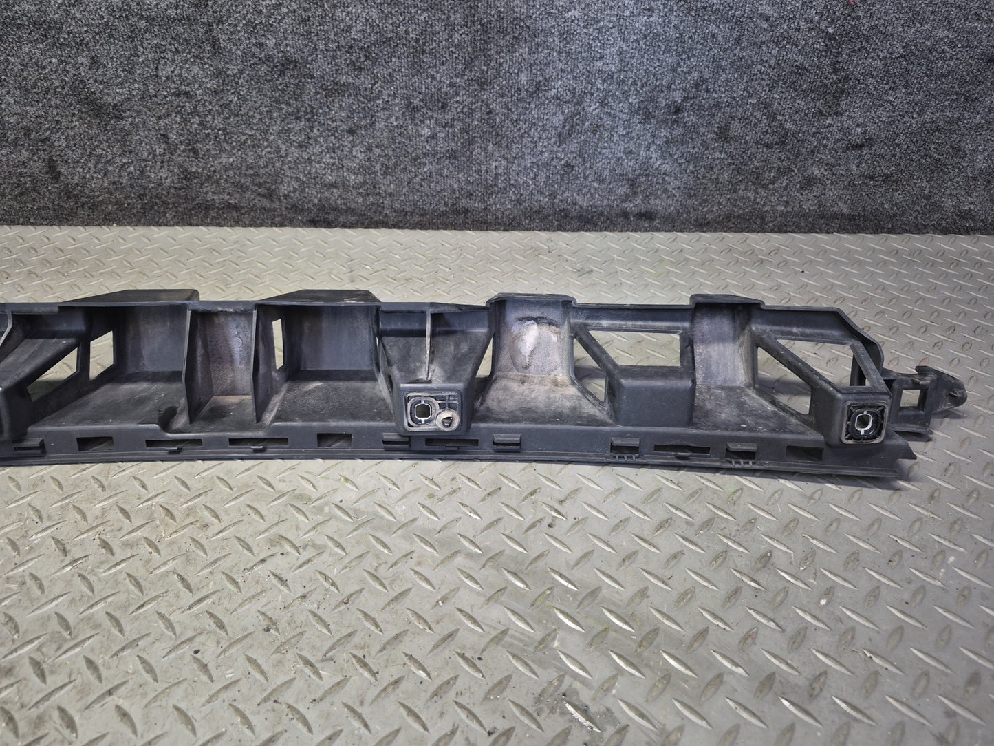 2012-2015 Mercedes X166 W166 Ml-class Rear Center Bumper Support Bracket