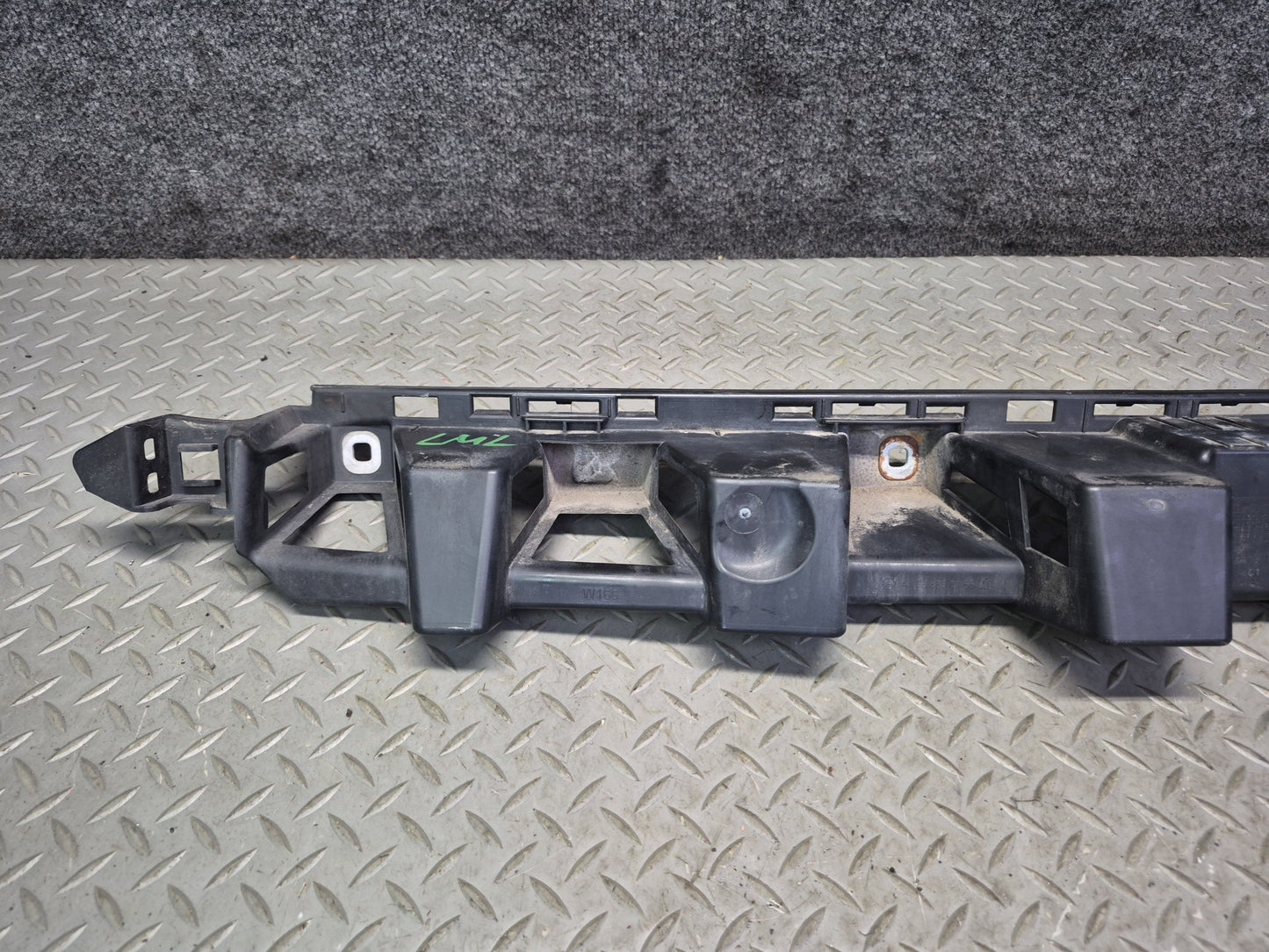 2012-2015 Mercedes X166 W166 Ml-class Rear Center Bumper Support Bracket
