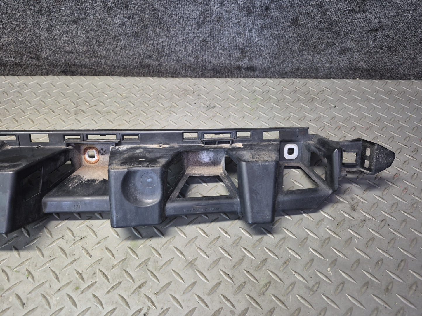 2012-2015 Mercedes X166 W166 Ml-class Rear Center Bumper Support Bracket