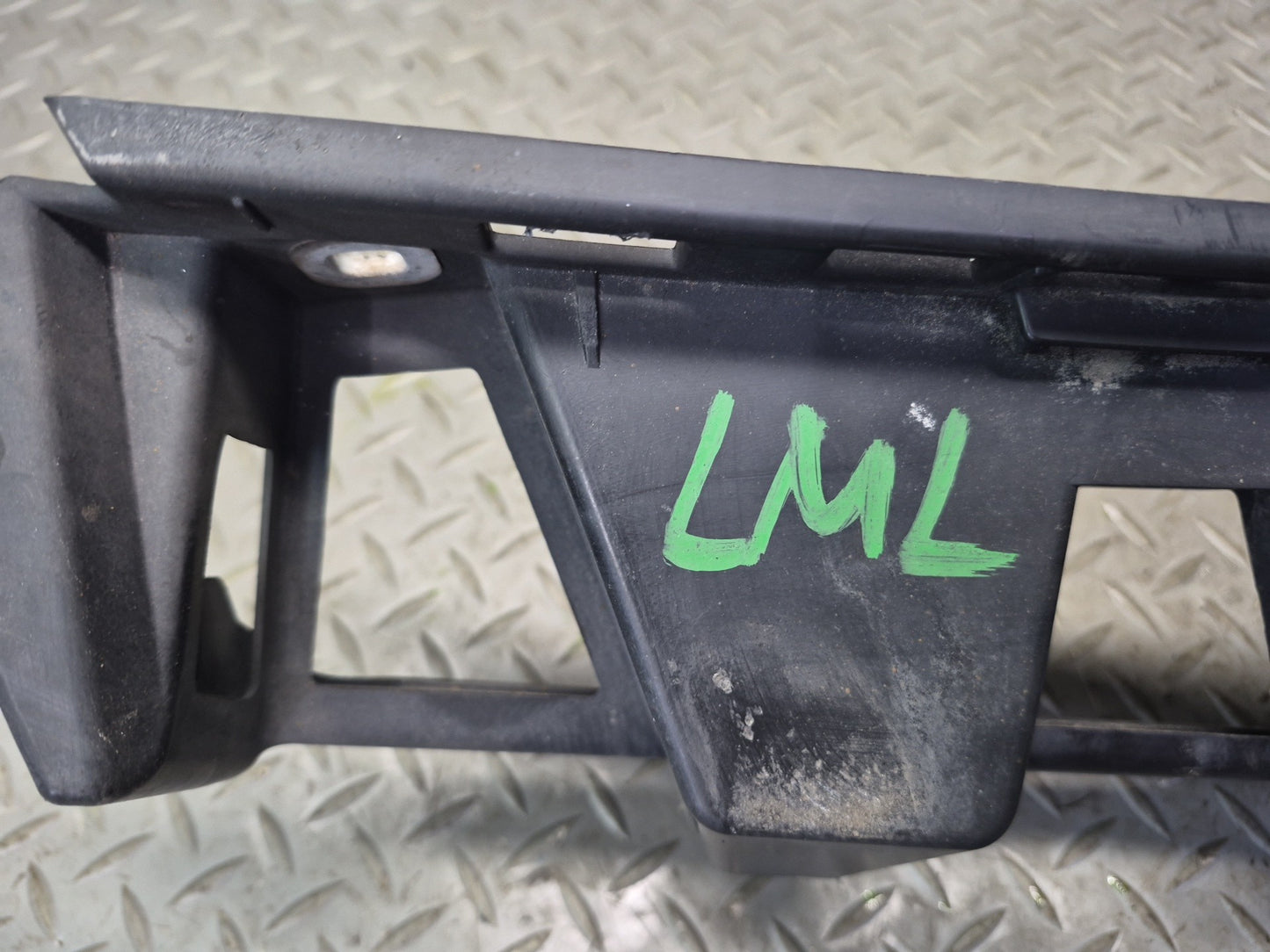 2012-2015 Mercedes X166 W166 Ml-class Rear Center Bumper Support Bracket