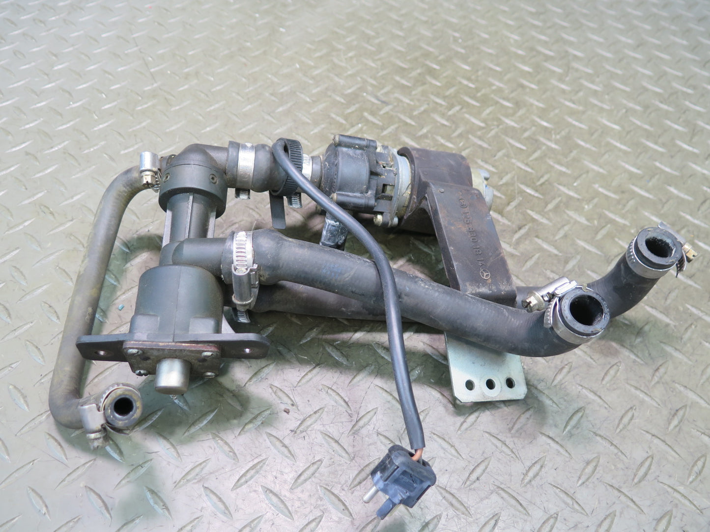 86-91 Mercedes W126 560SEL Heater Control Valve Recirculating Pump Assembly OEM
