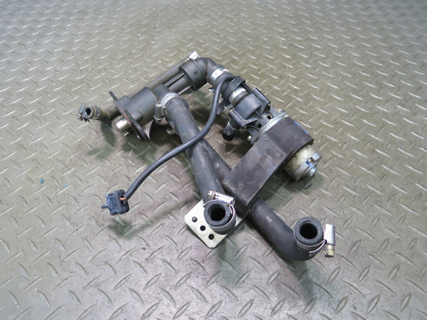 86-91 Mercedes W126 560SEL Heater Control Valve Recirculating Pump Assembly OEM