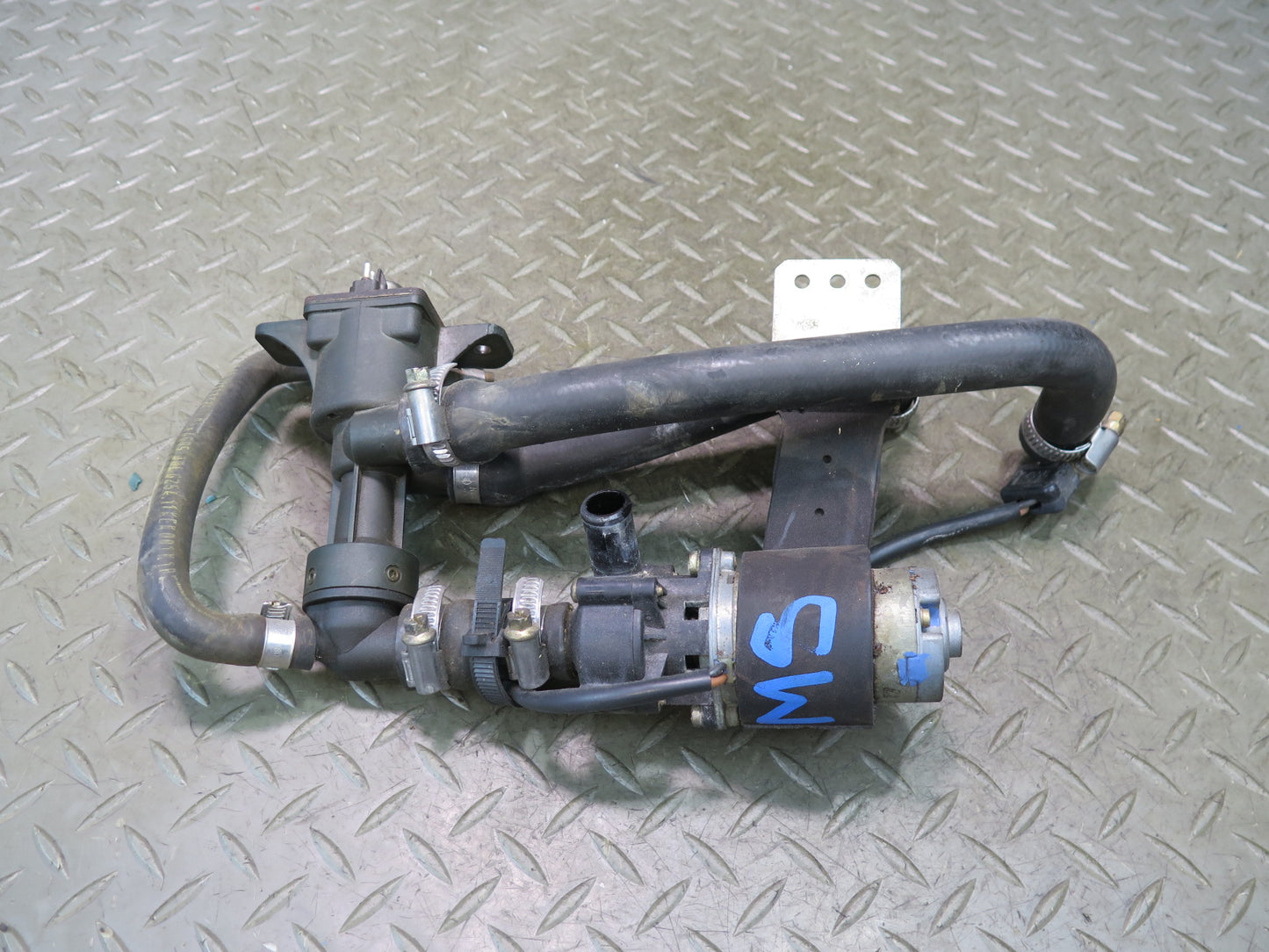 86-91 Mercedes W126 560SEL Heater Control Valve Recirculating Pump Assembly OEM
