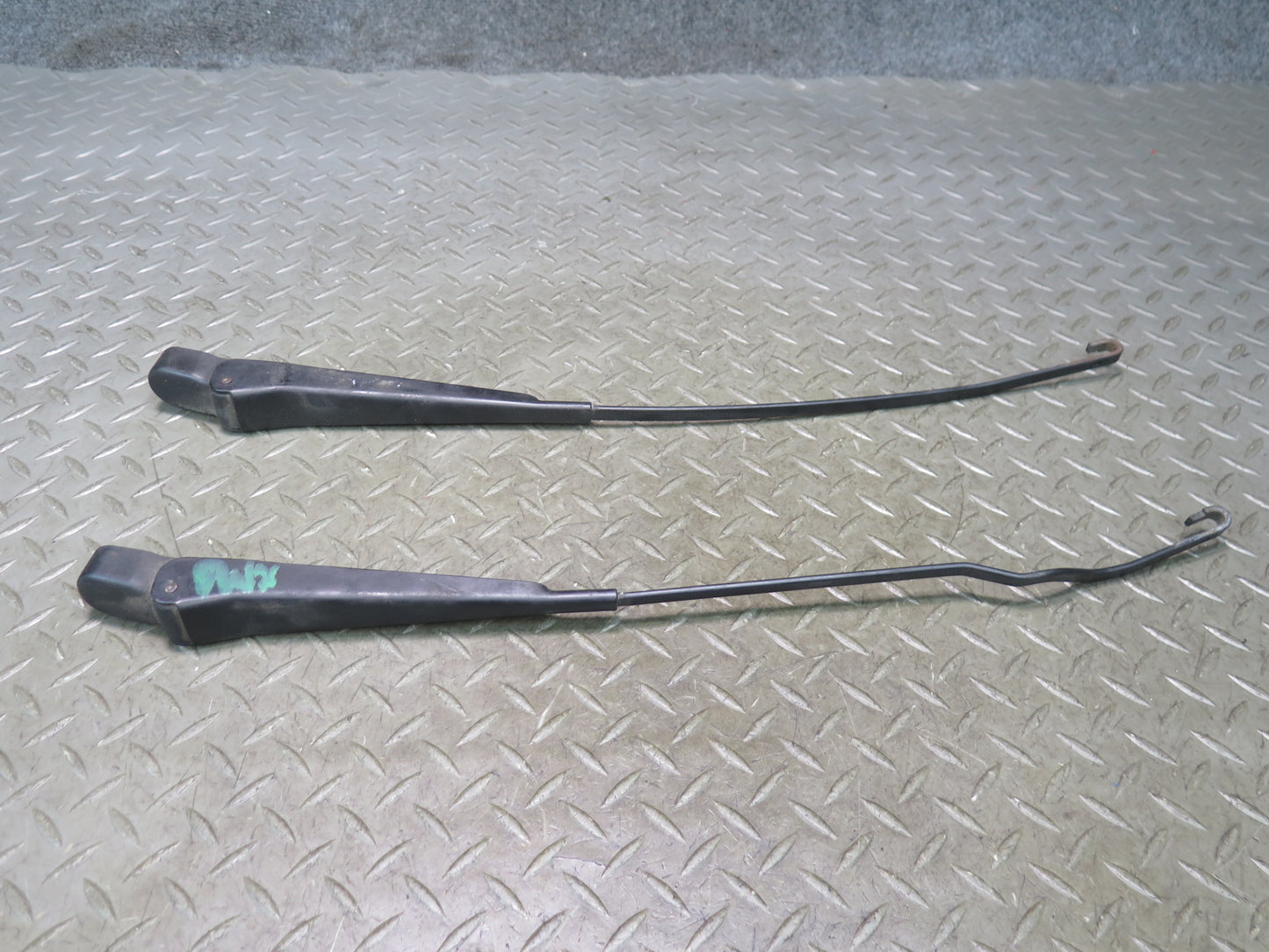 86-91 Mercedes W126 560SEL Set of 2 Front Left & Right Windshield Wiper Arm OEM