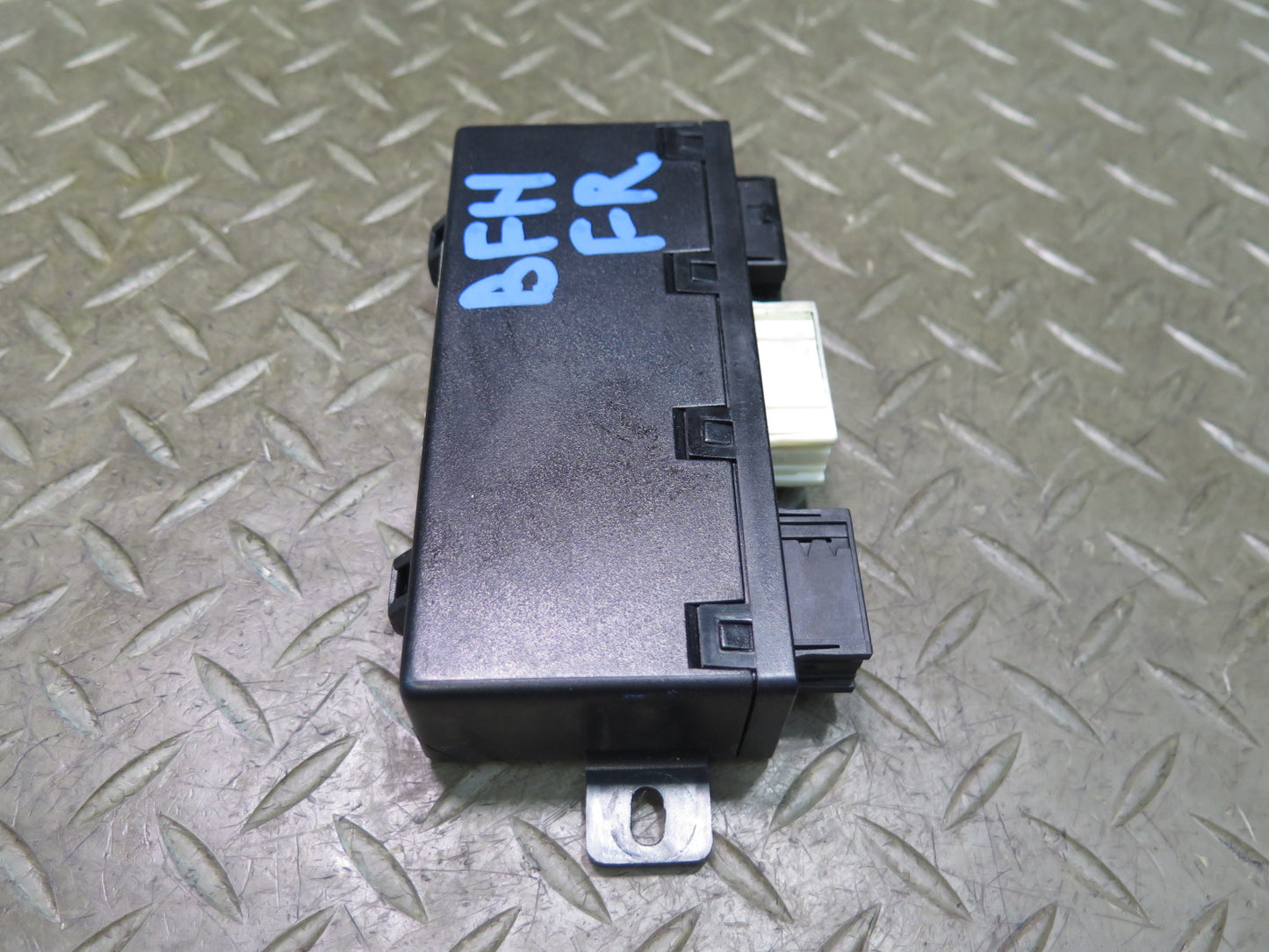 97-03 BMW E39 540i Front Right Door Control Module 8377601 OEM