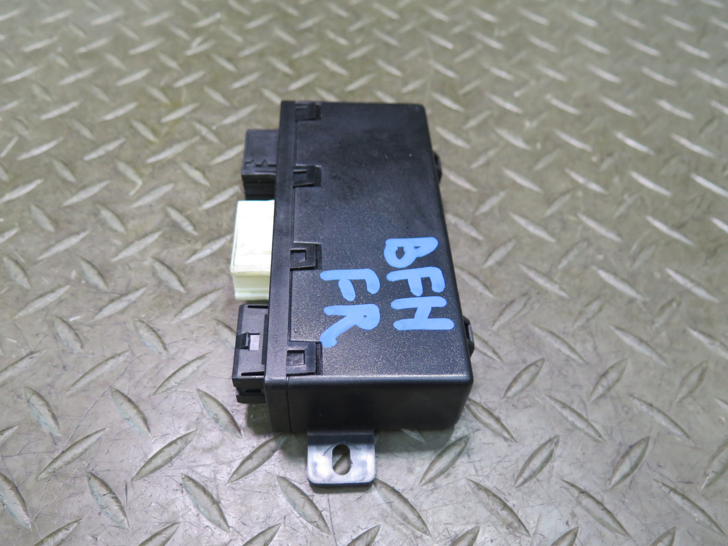 97-03 BMW E39 540i Front Right Door Control Module 8377601 OEM