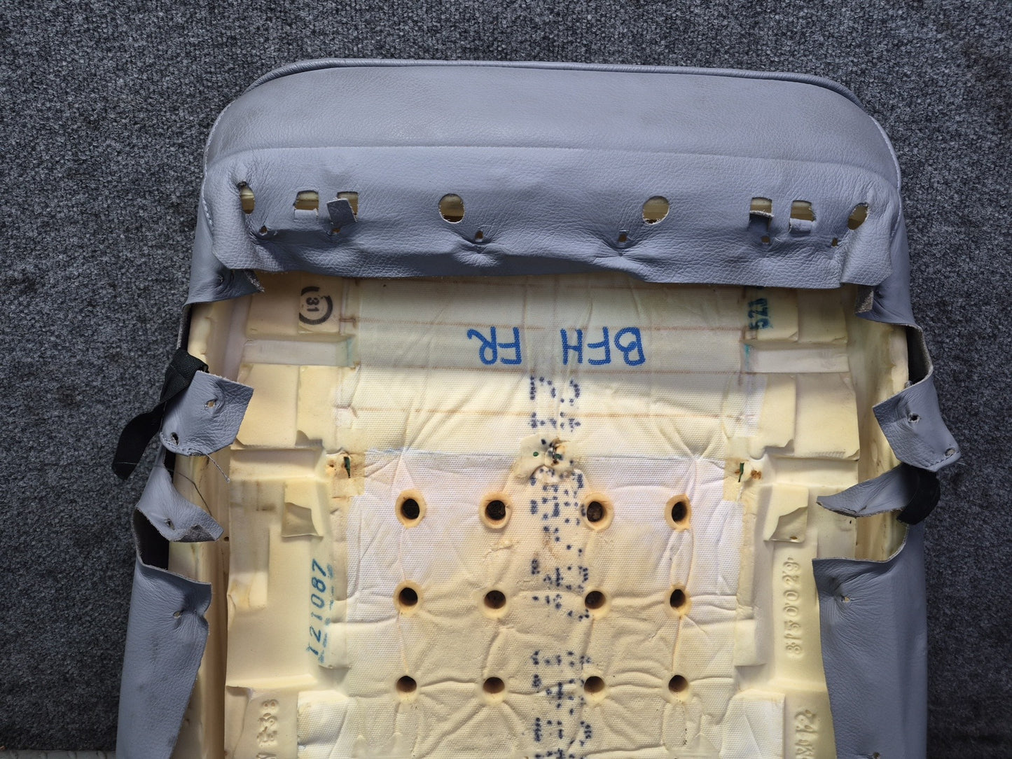 97-03 BMW E39 540i Front Right Seat Upper Leather Cushion Gray Damaged