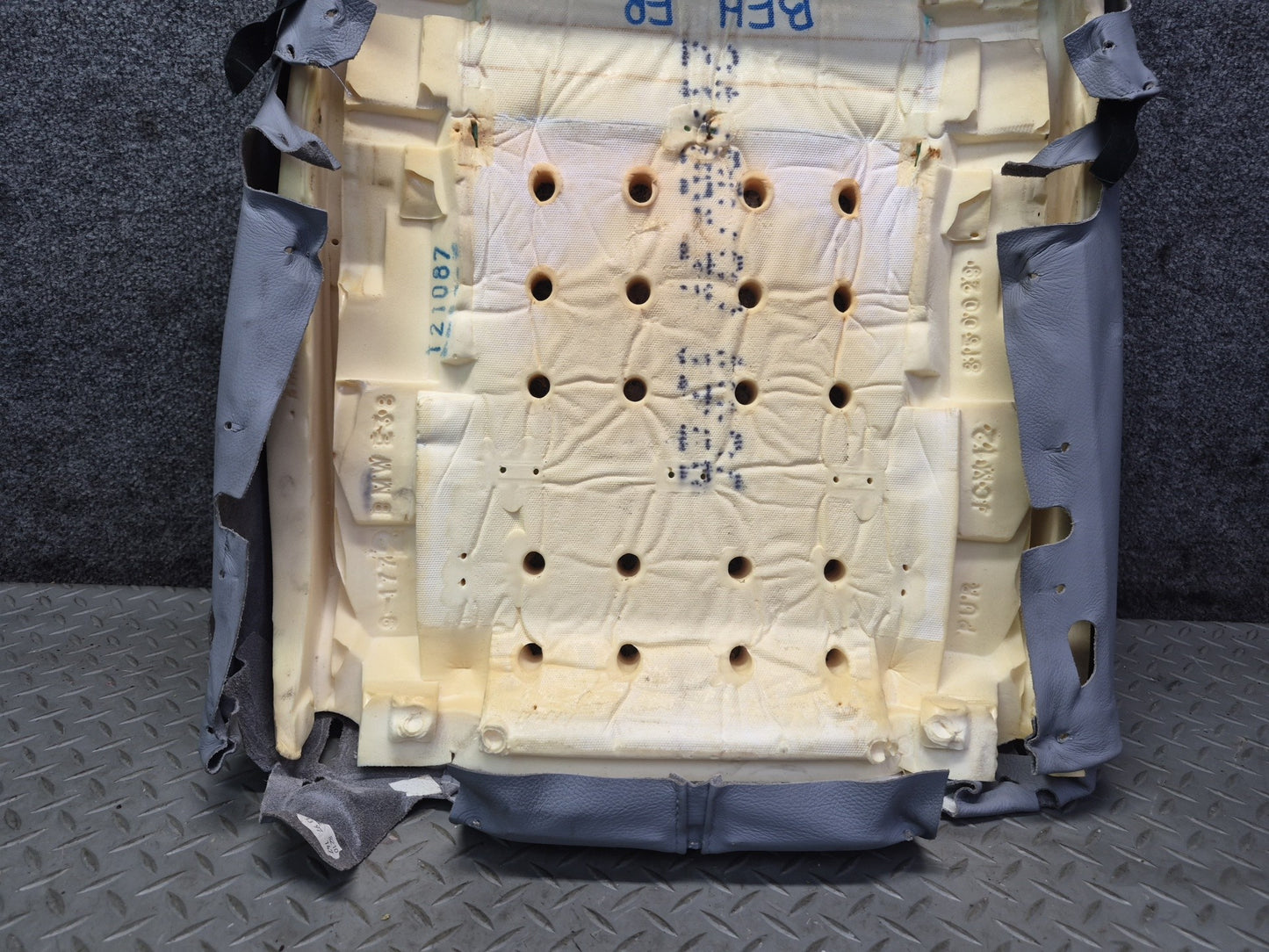 97-03 BMW E39 540i Front Right Seat Upper Leather Cushion Gray Damaged