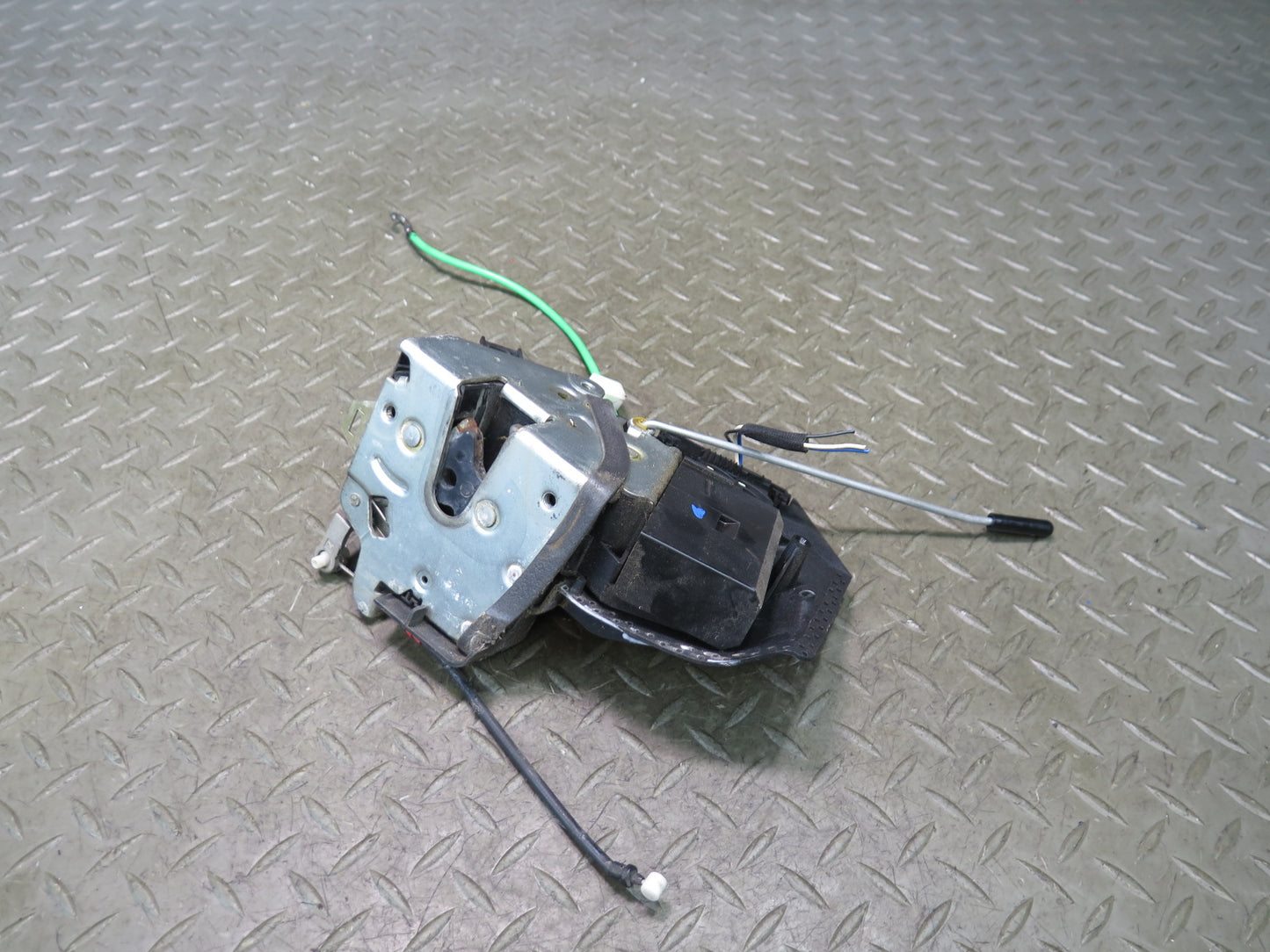 97-03 BMW E39 540i Front Right Door Lock Latch Actuator OEM