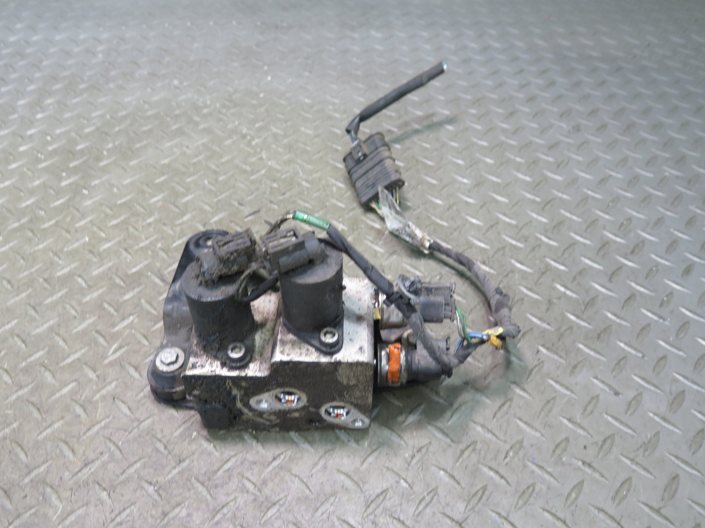 2012-2015 Mercedes W166 ML Rear Active Sway Bar Suspension Valve Block OEM