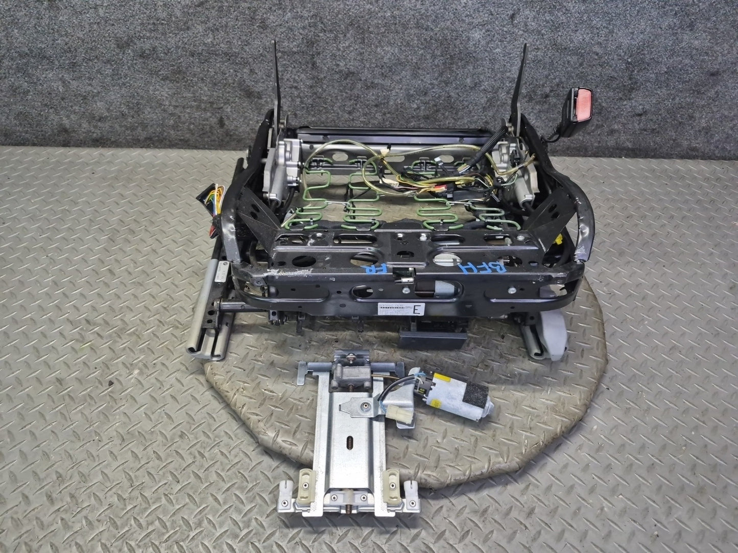 97-03 BMW E39 540i Front Right Seat Lower Frame Track Rail w Motor & Switch OEM