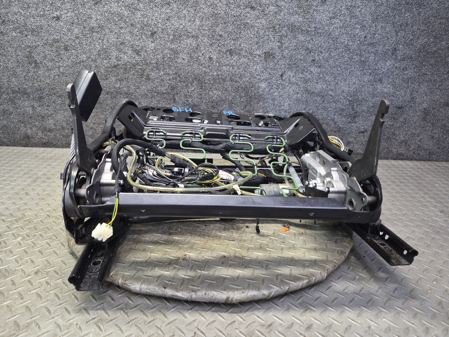 97-03 BMW E39 540i Front Right Seat Lower Frame Track Rail w Motor & Switch OEM